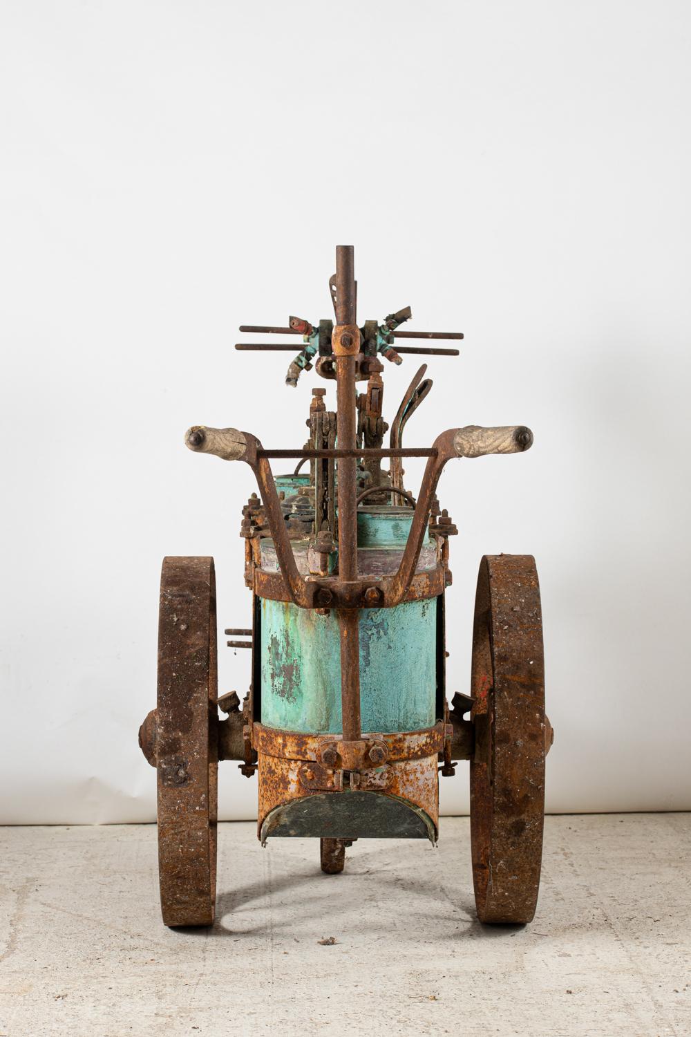Intéressante ancienne machine mobile pour le traitement des vignes, construite par les établissements Perras à Belleville sur Saône (Dpt 69). France).

Cette sulfateuse est l'œuvre de la société Perras, dont le siège social se trouvait dans le