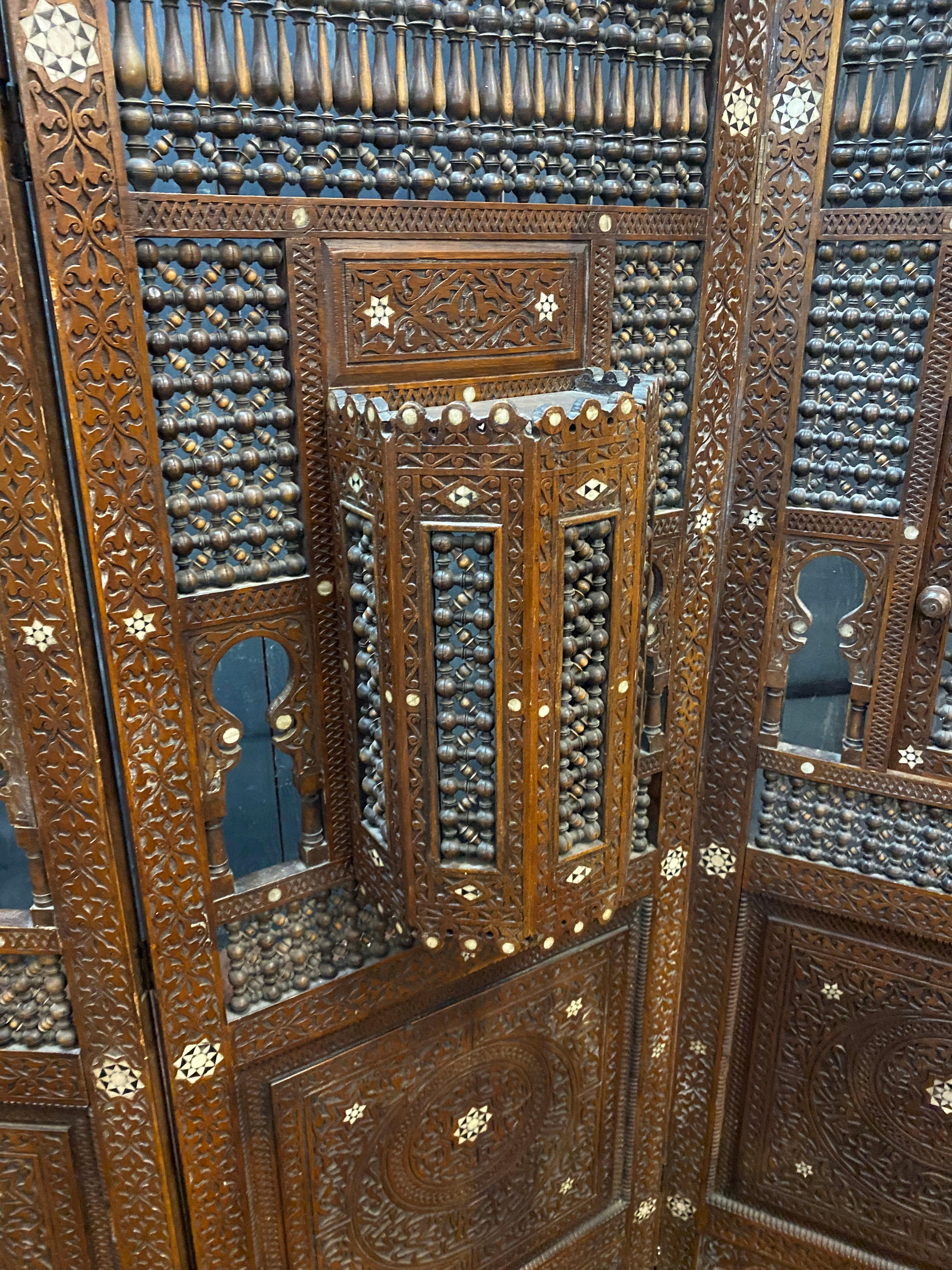 old  moorish  moucharabieh screen, with several openings For Sale 2