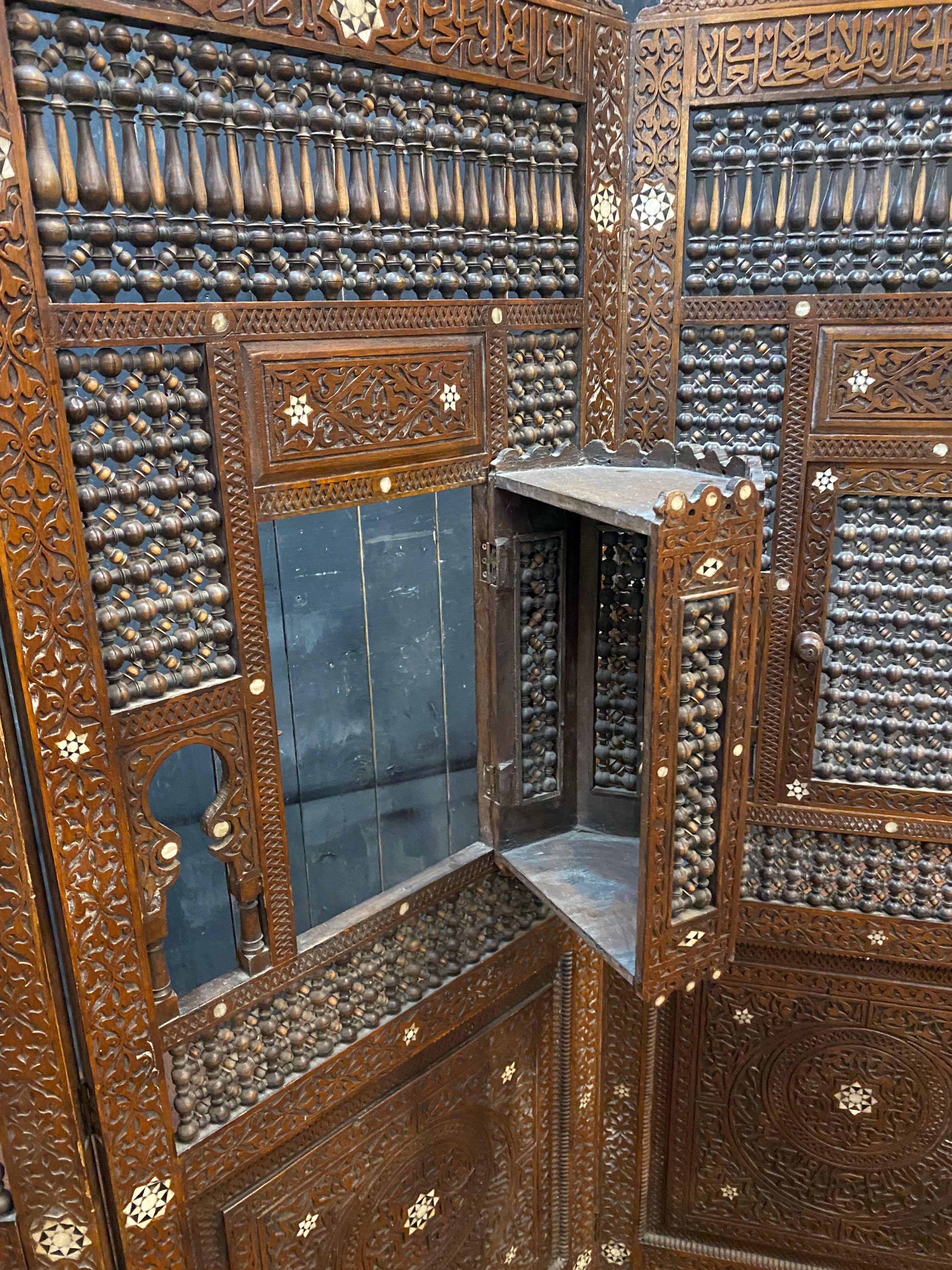 old  moorish  moucharabieh screen, with several openings For Sale 4