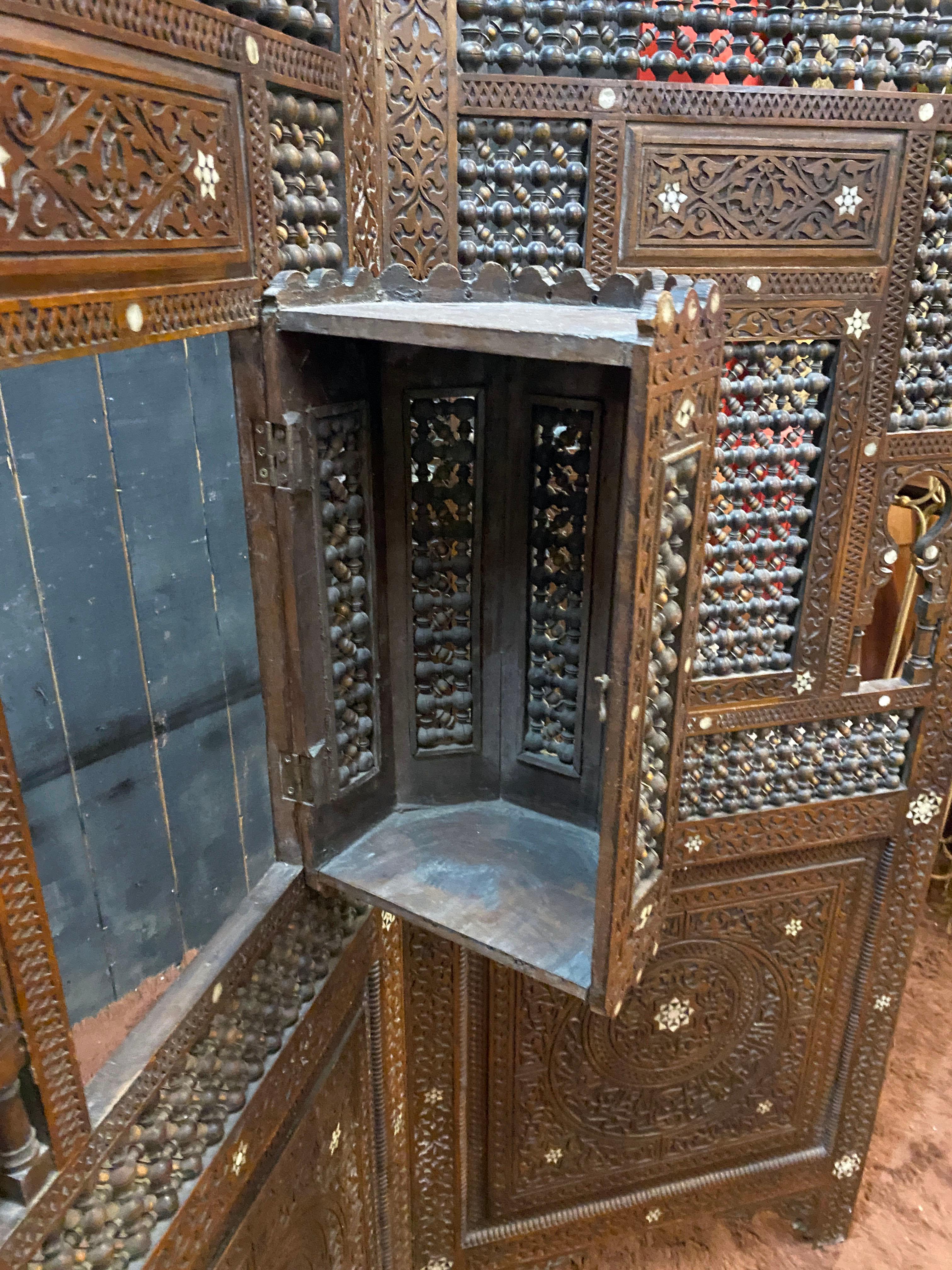 old  moorish  moucharabieh screen, with several openings For Sale 5