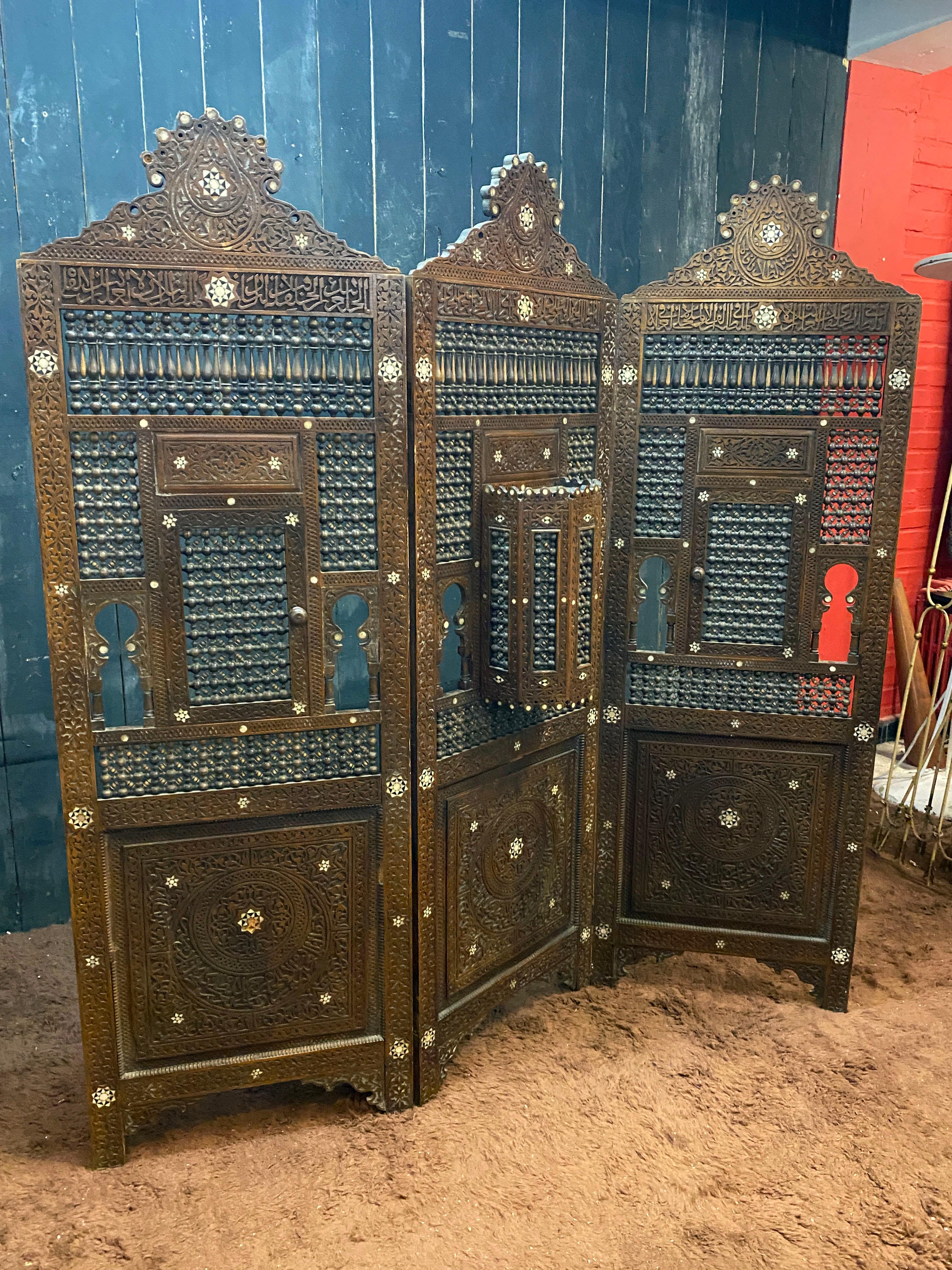 old  moorish  moucharabieh screen, with several openings For Sale 6