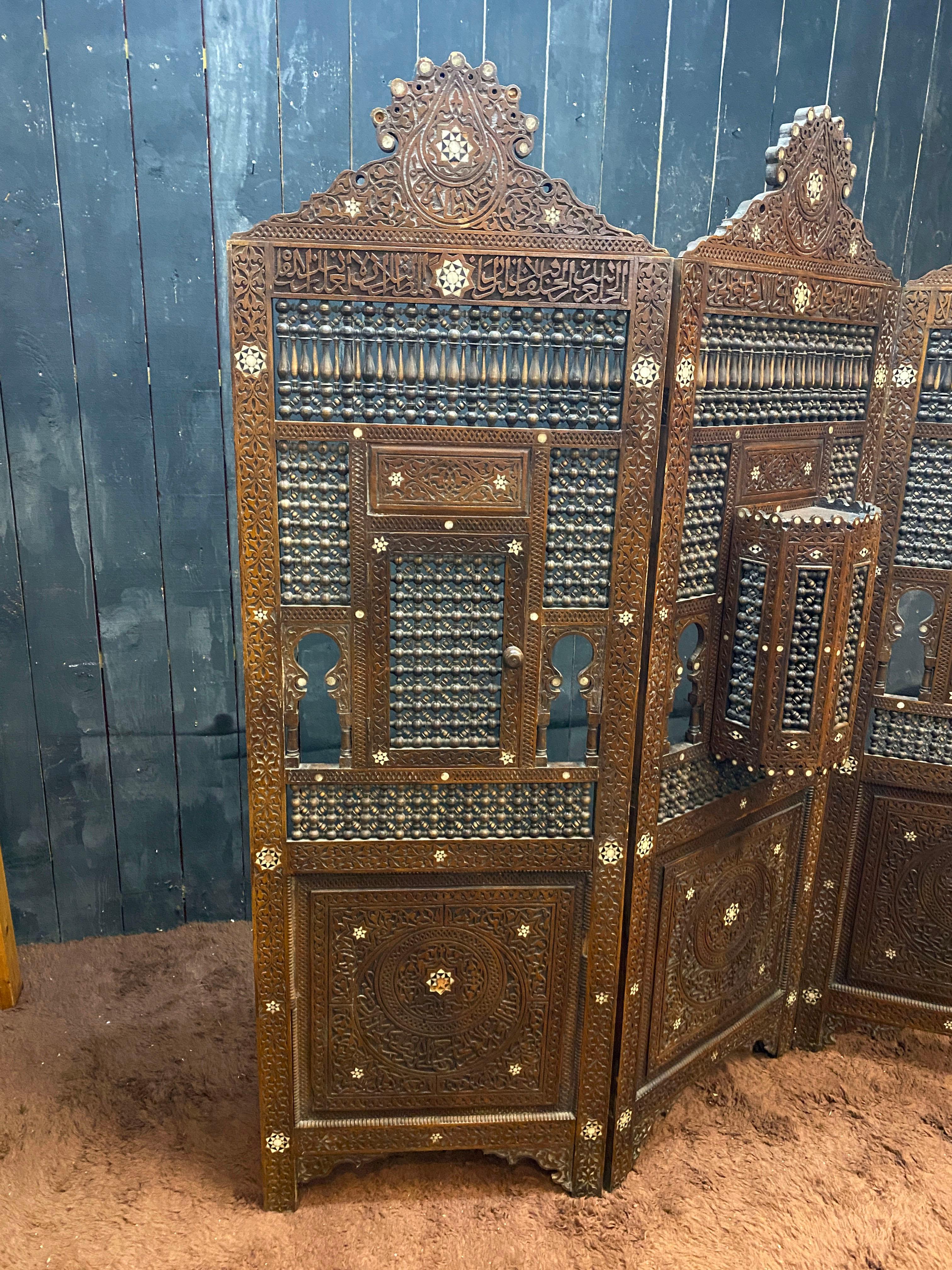 old  moorish  moucharabieh screen, with several openings For Sale 7