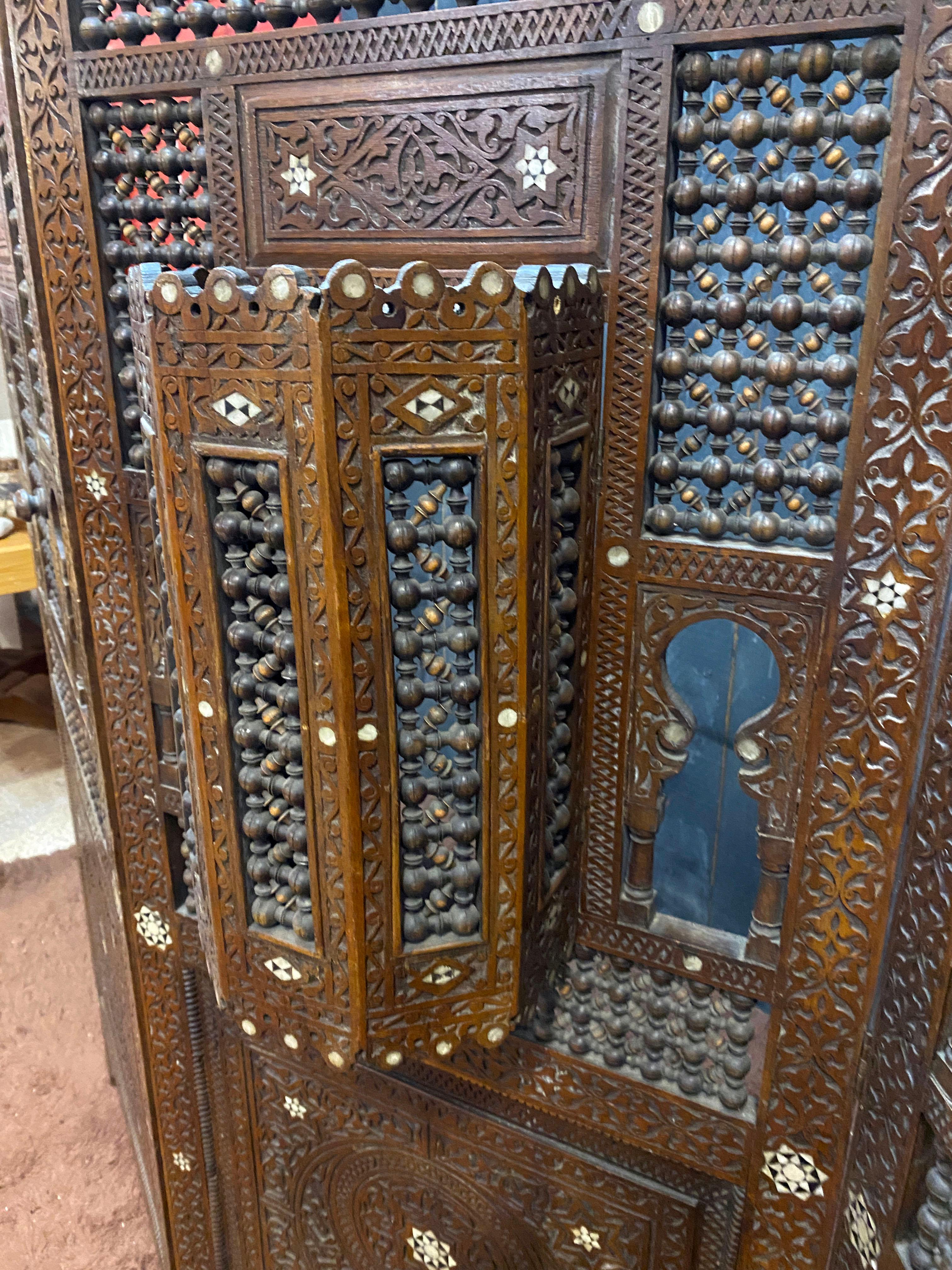 old  moorish  moucharabieh screen, with several openings For Sale 8