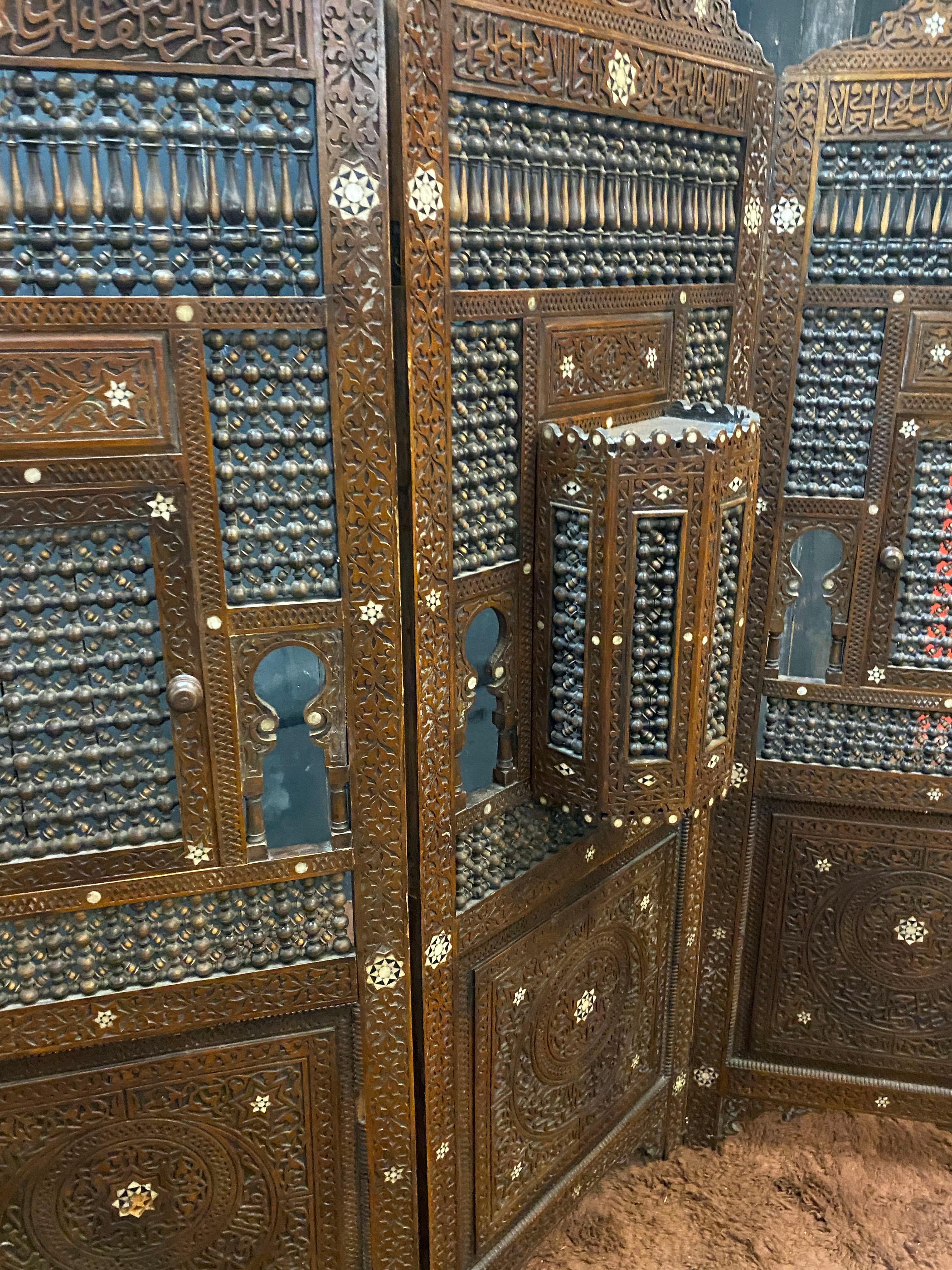 old  moorish  moucharabieh screen, with several openings For Sale 9