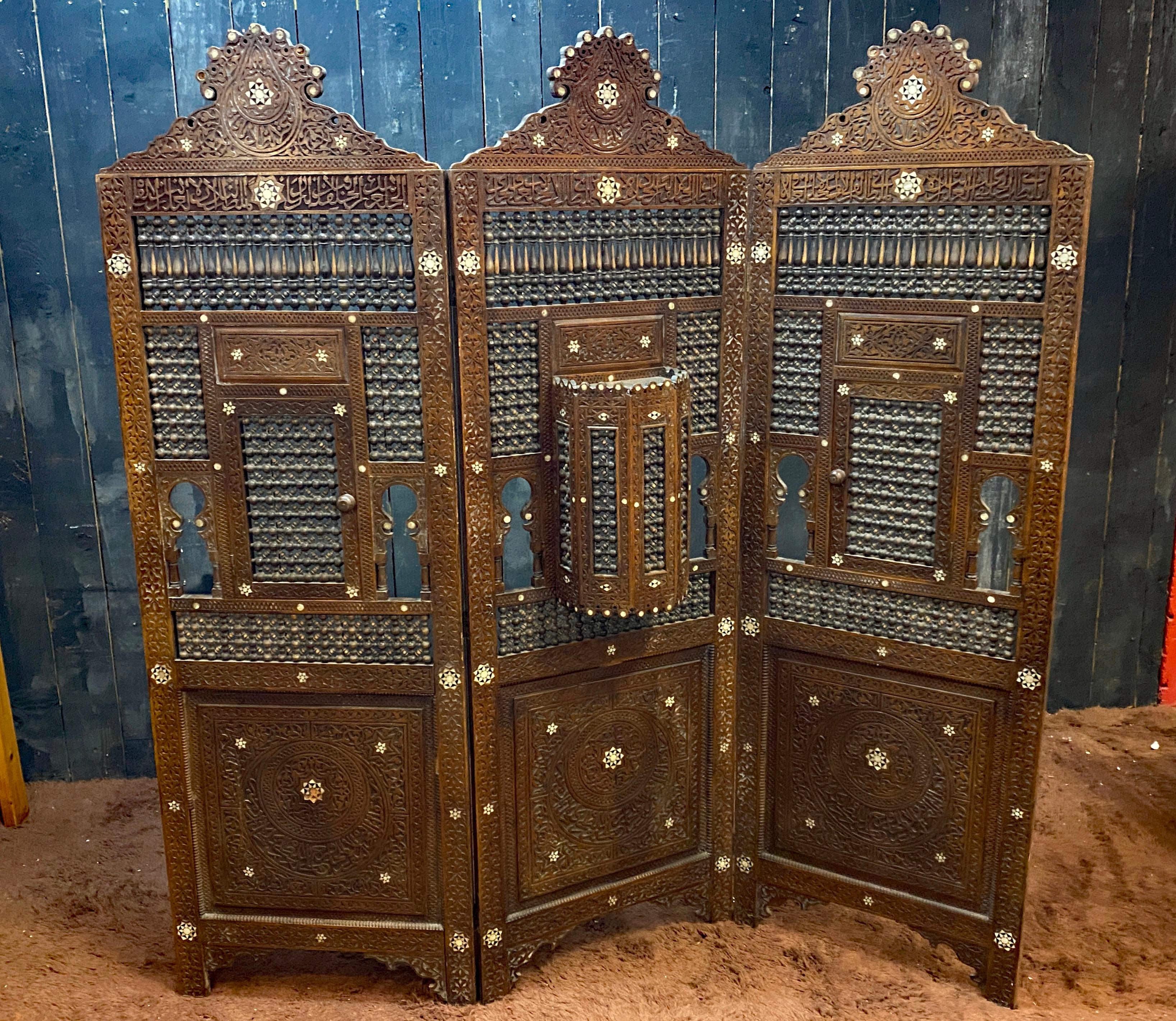 old oriental style moucharabieh screen, with several openings, work from the middle of the 19th century
carved wood with bone inlay