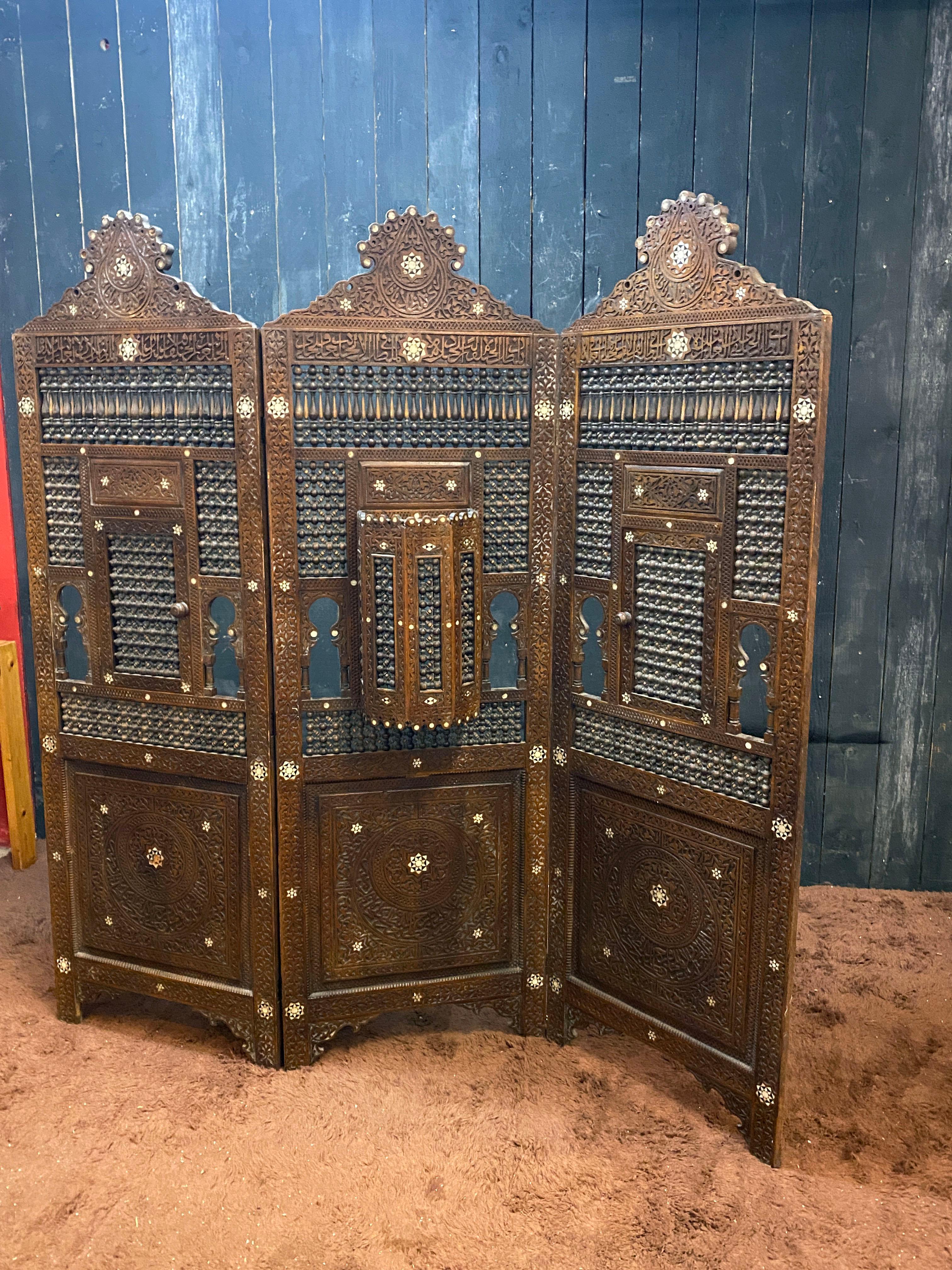 Moorish old  moorish  moucharabieh screen, with several openings For Sale
