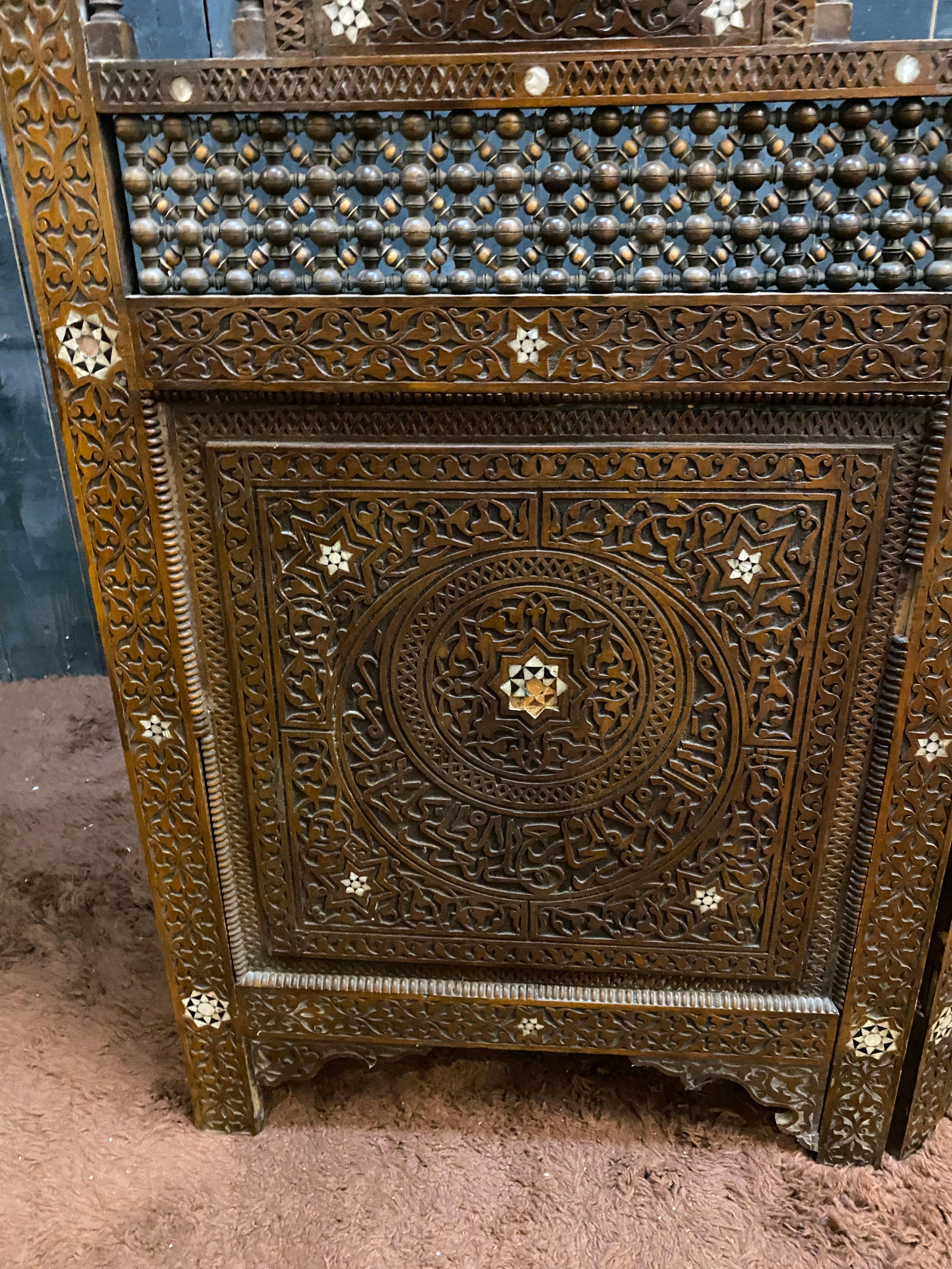 African old  moorish  moucharabieh screen, with several openings For Sale