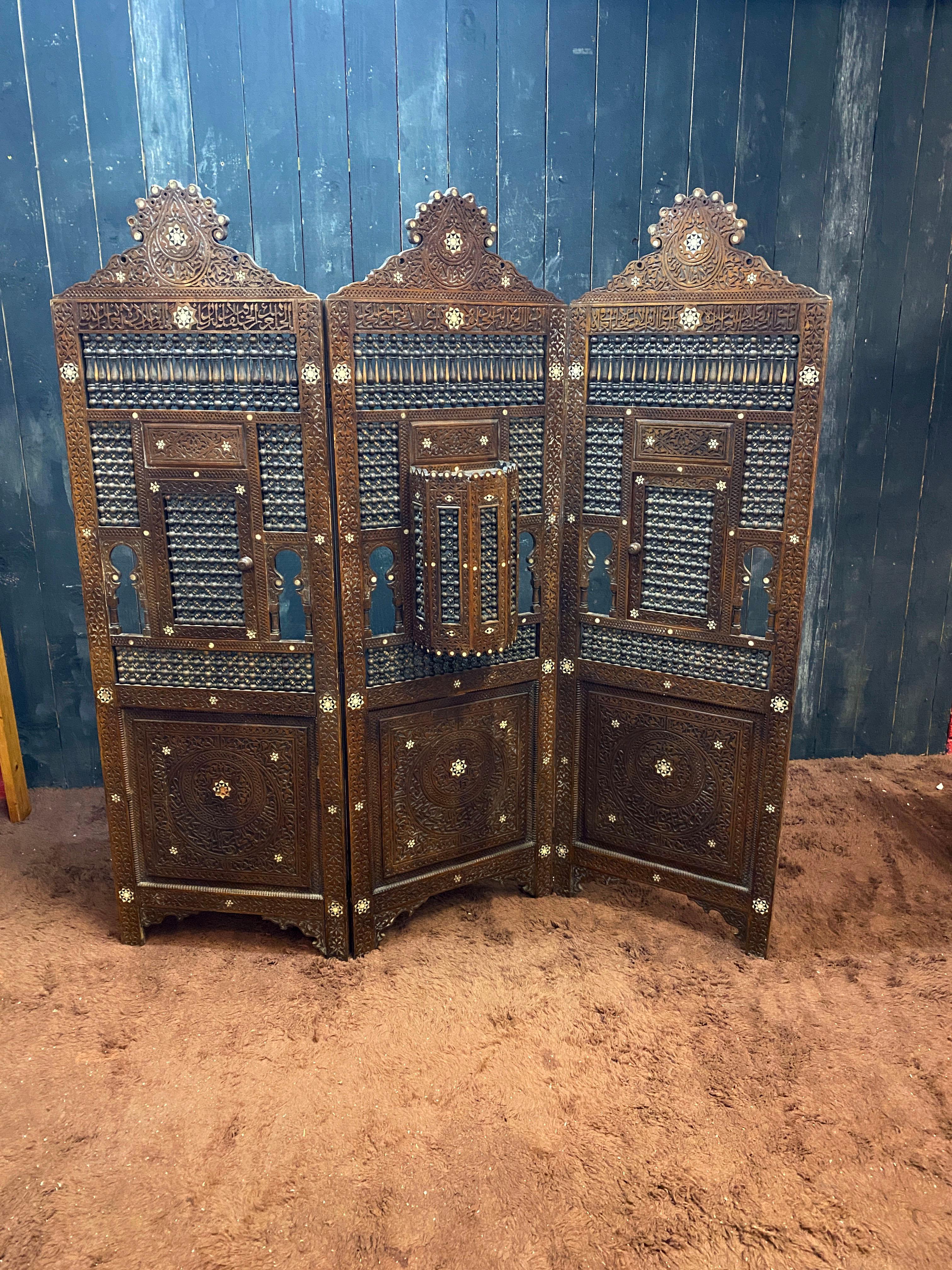 old  moorish  moucharabieh screen, with several openings In Good Condition For Sale In Saint-Ouen, FR