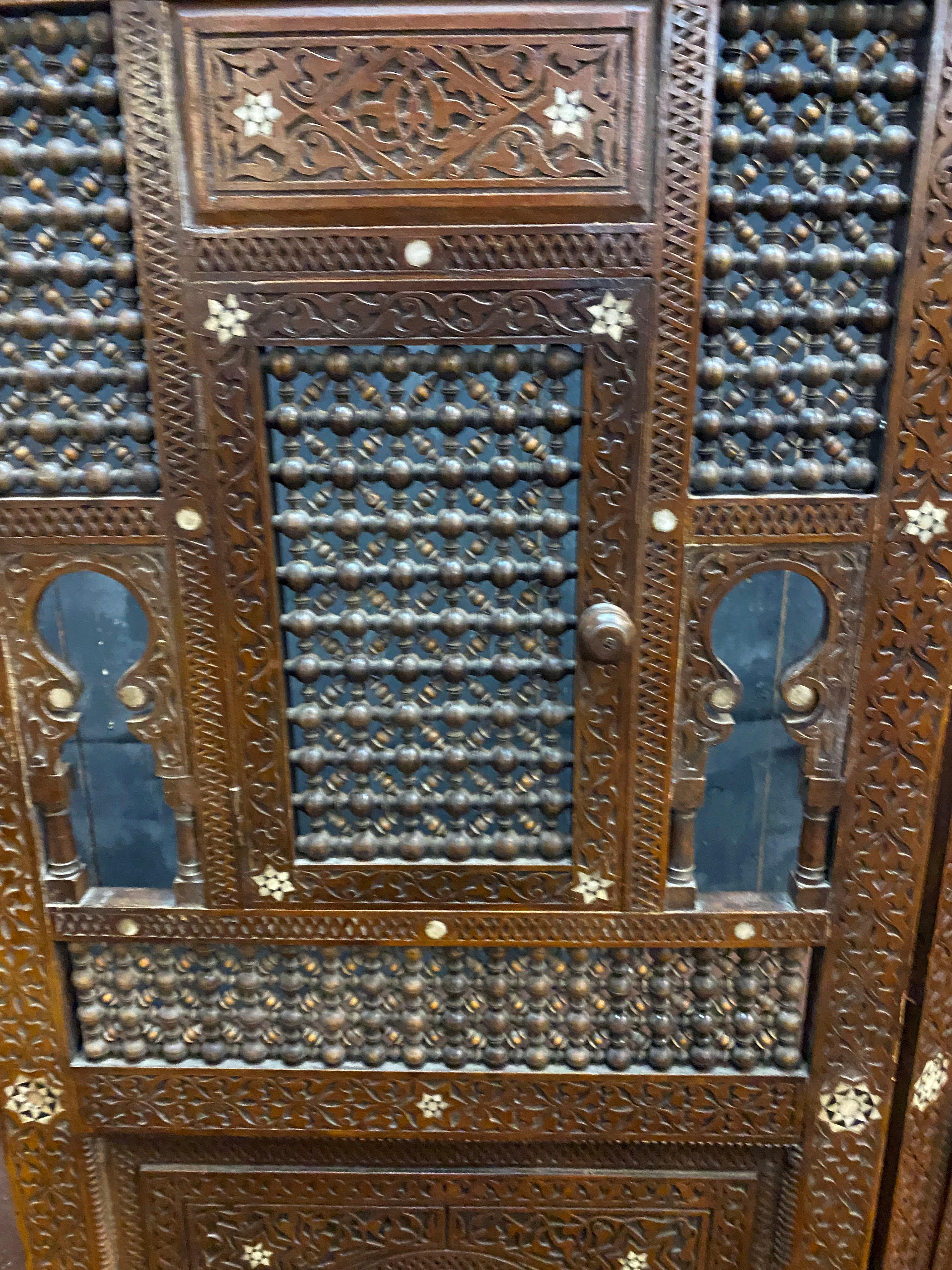 old  moorish  moucharabieh screen, with several openings For Sale 1