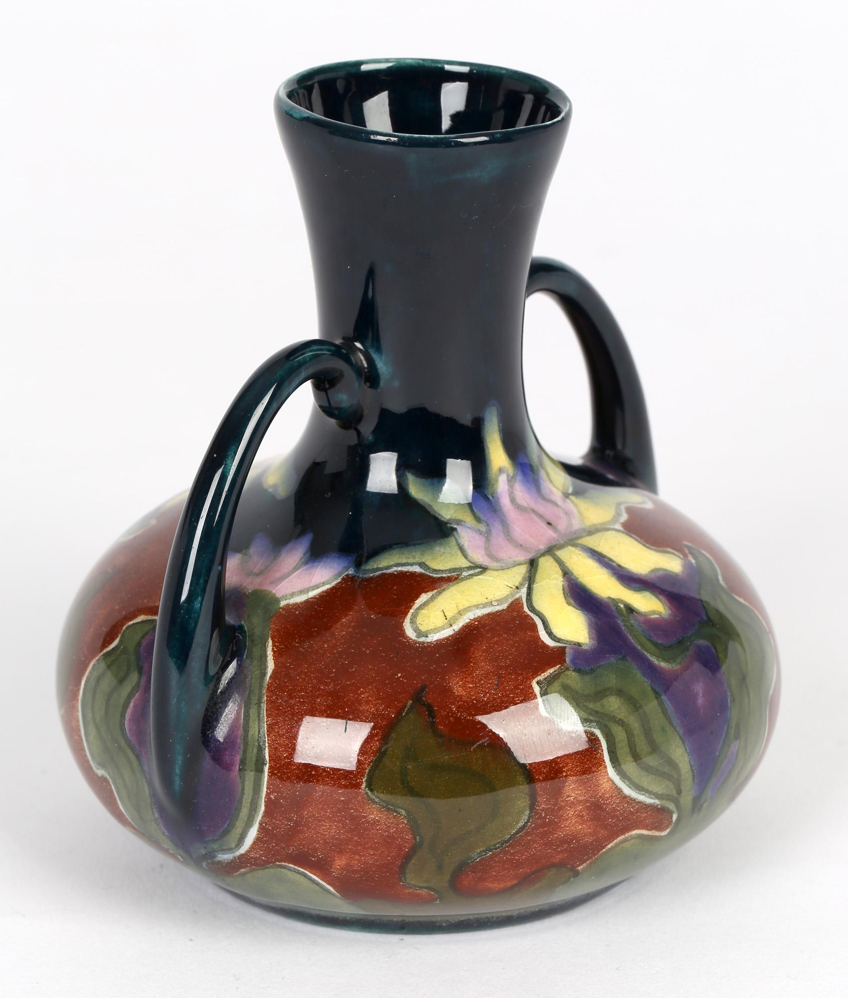 Old Moravian Art Nouveau Autrichien - Vase à deux poignées peint à fleurs en vente 5
