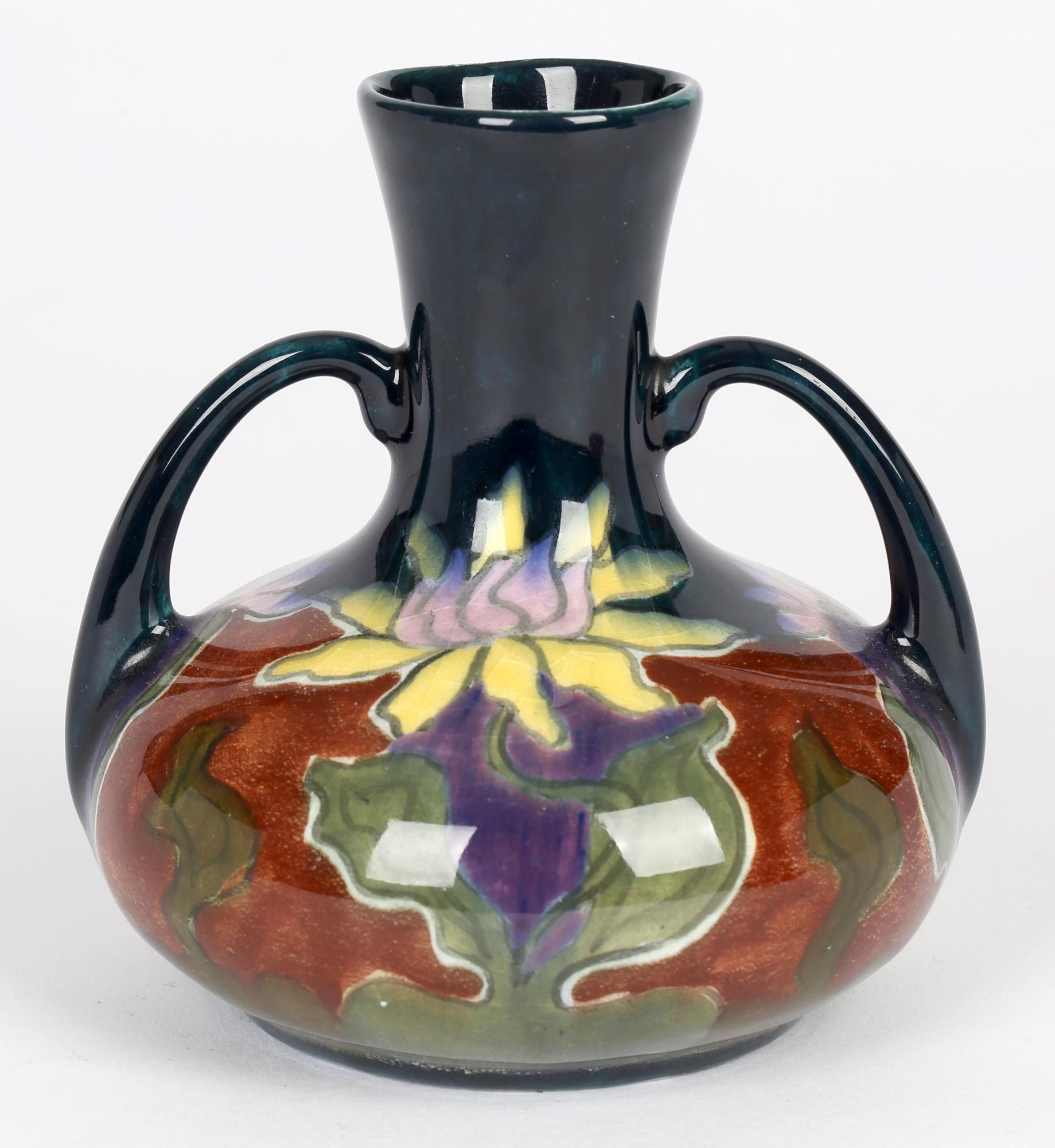 Peint à la main Old Moravian Art Nouveau Autrichien - Vase à deux poignées peint à fleurs en vente