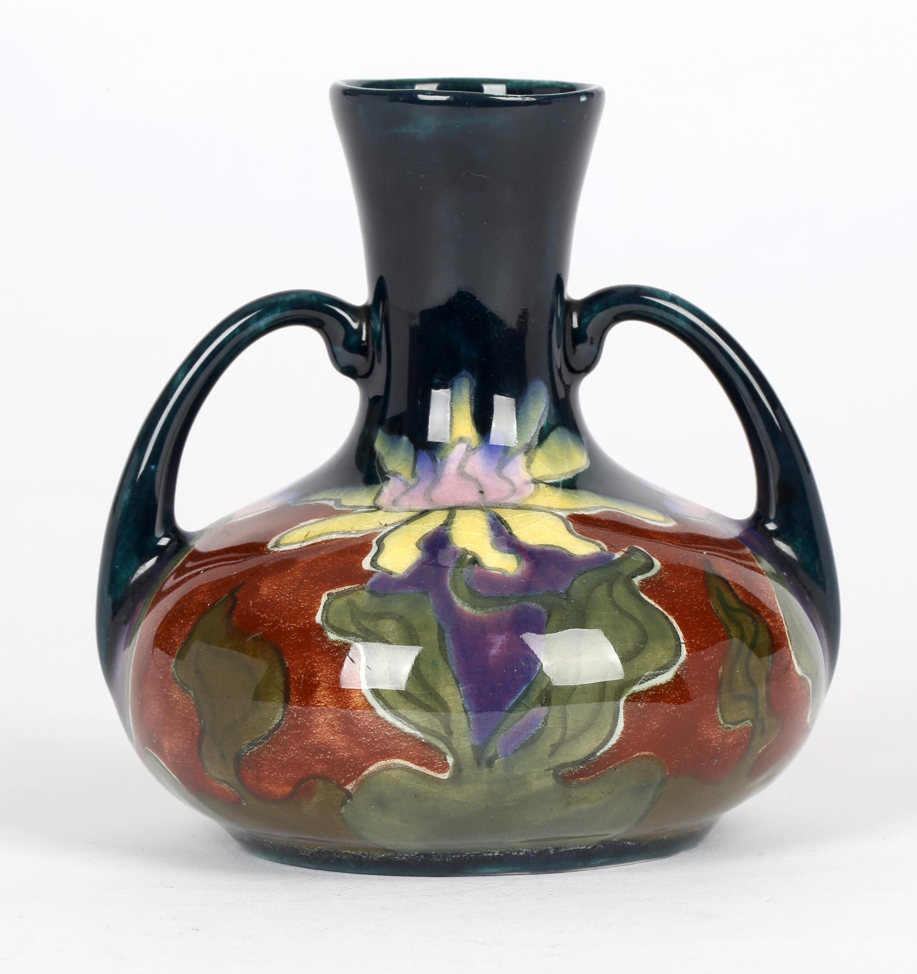 Poteries Old Moravian Art Nouveau Autrichien - Vase à deux poignées peint à fleurs en vente