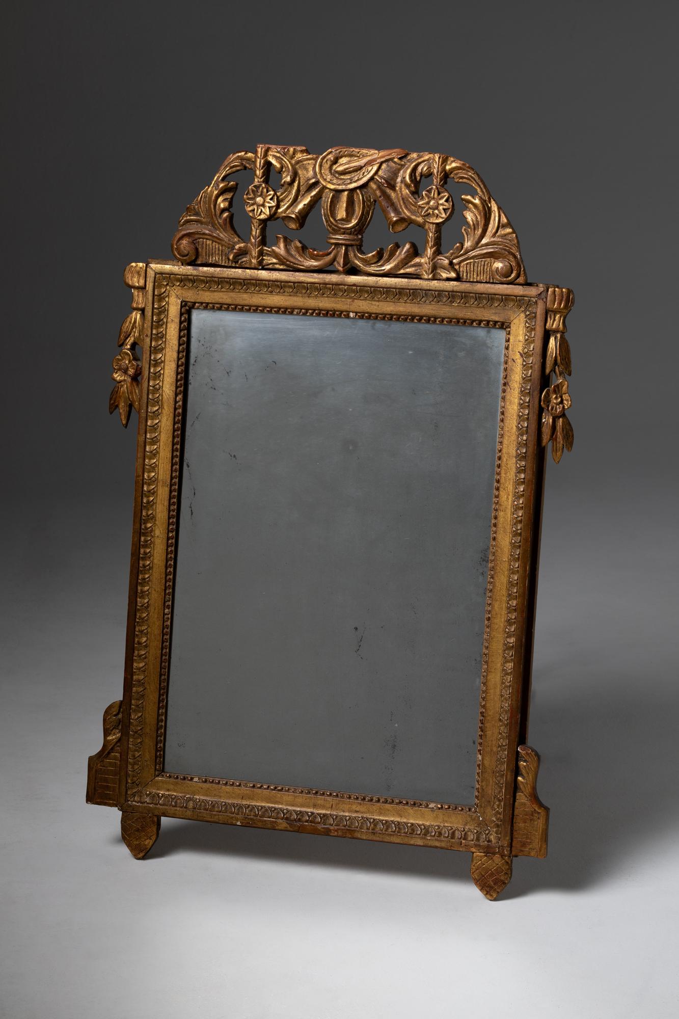 This intricated detailed Neoclassic golden wood mirror is a testatment to good taste that it is still relevant on the XXI Century.

Offering possibilities of different placement this rectangular shape mirror has never been replaced denoting flaws on