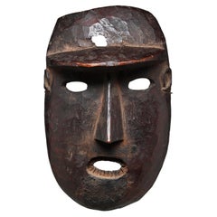 Alte nepalesische Tanzmaske aus Holz mit offenem Mund, Zähnen und geschnitzten Augenbrauen, Ende des 19. Jahrhunderts
