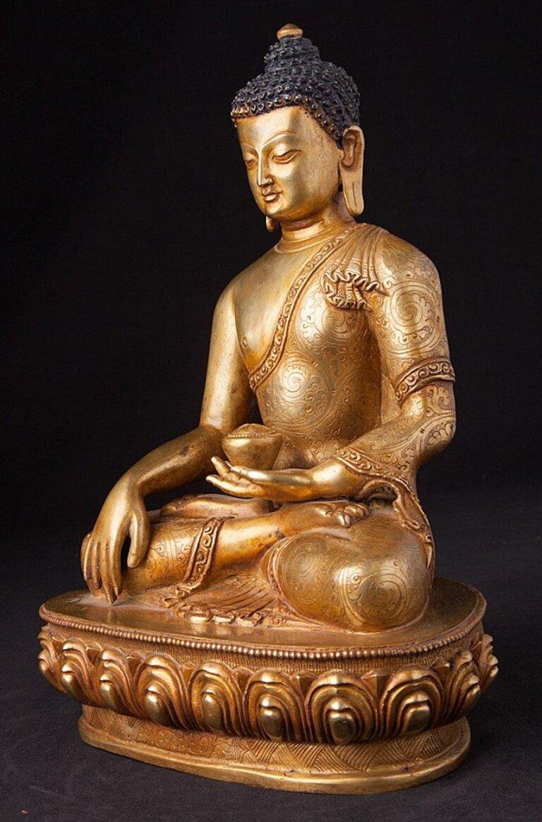 Diese antike Buddha-Statue aus Bronze ist ein wirklich einzigartiges und besonderes Sammlerstück. Mit einer Höhe von 27,5 cm, einer Breite von 19 cm und einer Tiefe von 13 cm ist sie aus Bronze gefertigt und mit 24-karätigem Gold feuervergoldet.