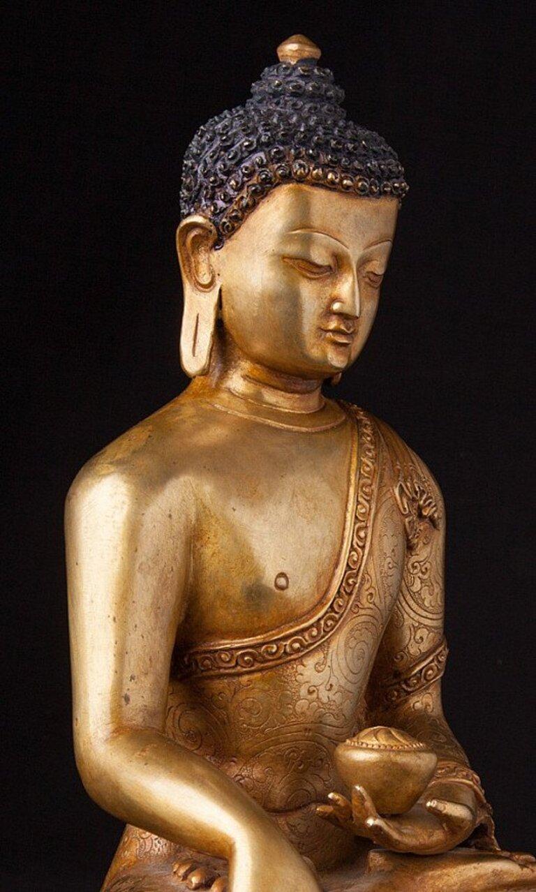 Old Nepali Buddha Statue from Nepal In Good Condition For Sale In DEVENTER, NL