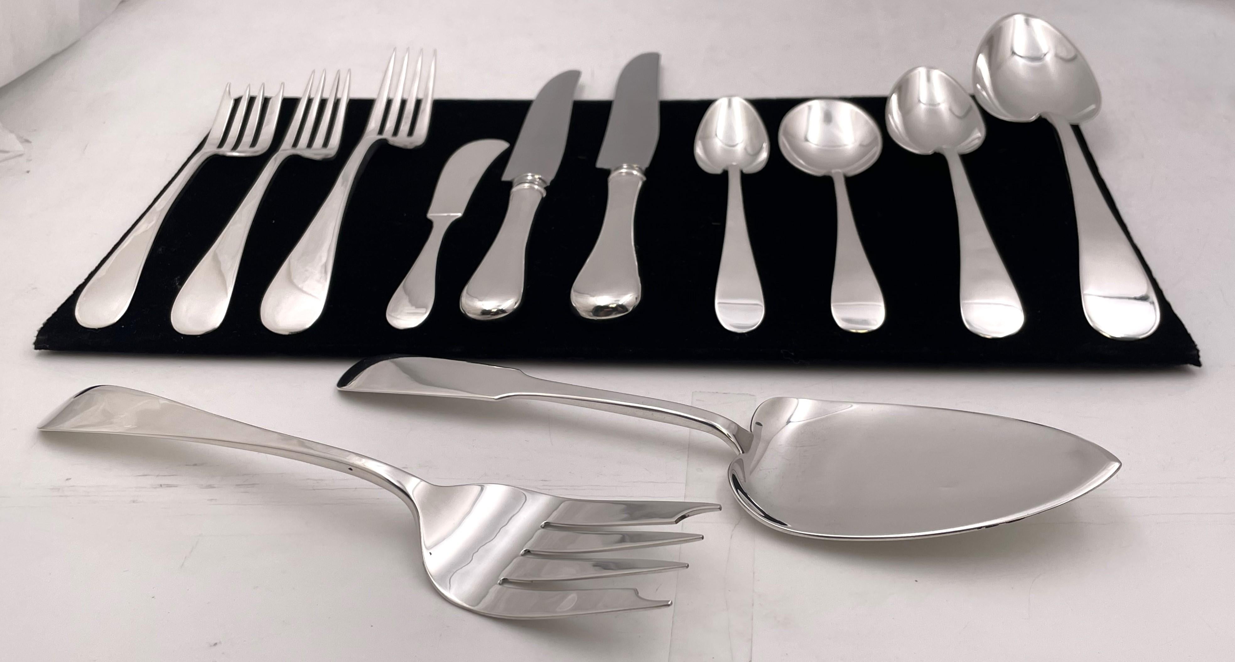 Juego de cubiertos de plata de ley Old Newbury Crafters de 119 piezas para 12 personas en el modelo Wilton, comercializado por Shreve, Crump & Low, bella y sutilmente martillado a mano, con grueso calibre, en un estilo y calidad similares a los de