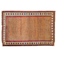 Alfombra nómada antigua con gusto moderno
