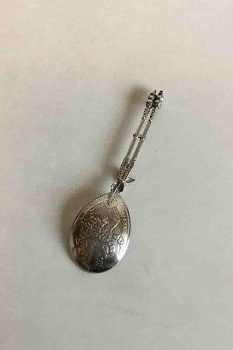 Old Norwegian wedding spoons with doves and deers. Done in 13 loedig.. silver.

Måler 18,3cm / 7 1/5