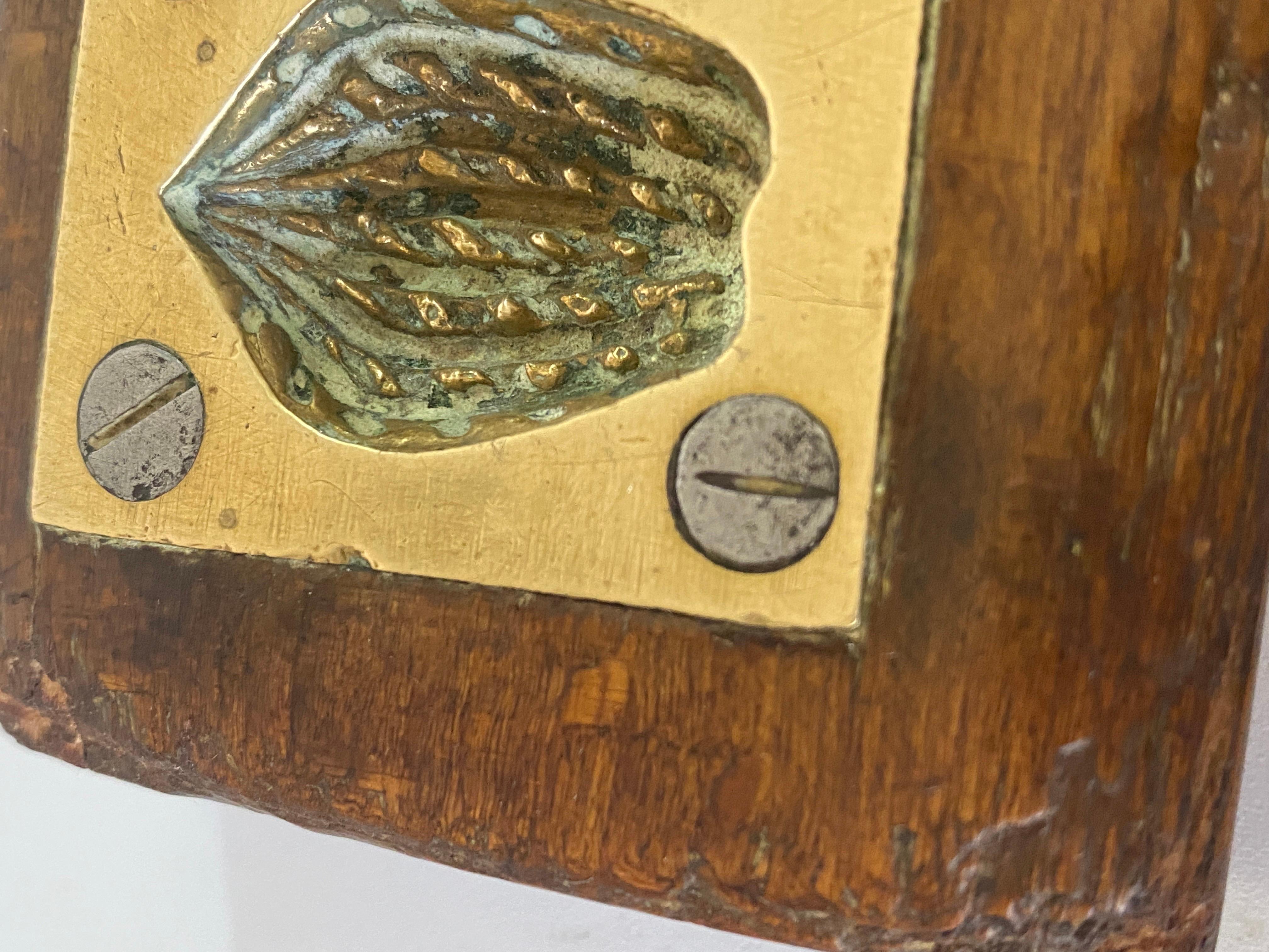 Old Nutcracker, alte Patina, Bronze und Holz, 19. Jahrhundert, Guilt, Braun, Frankreich im Zustand „Gut“ im Angebot in Auribeau sur Siagne, FR