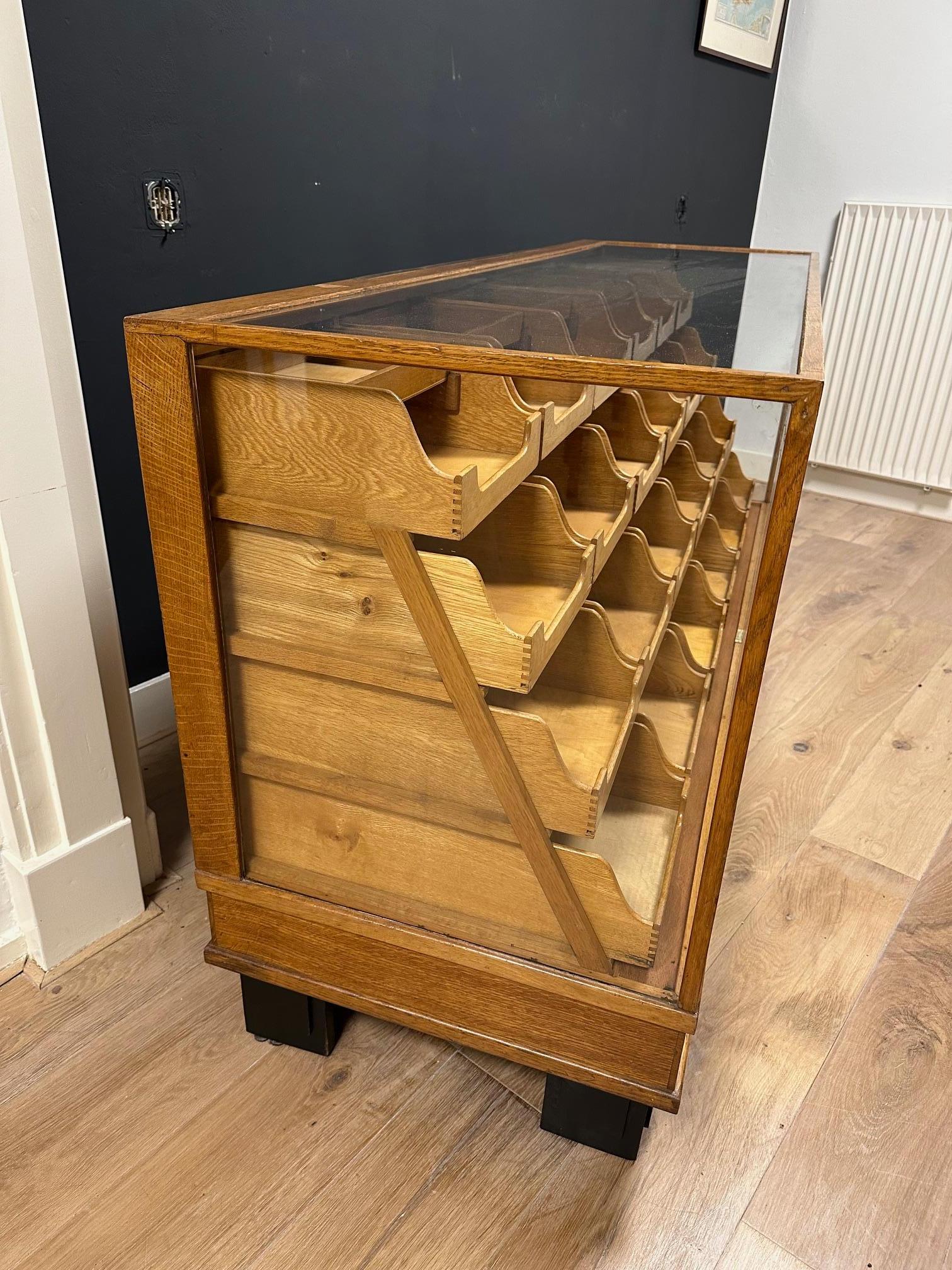 Old oak counter/display case with 24 drawers For Sale 4