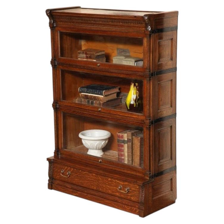 Bibliothèque empilable Old Oak Globe Wernicke avec tiroir inférieur et motifs sculptés en vente