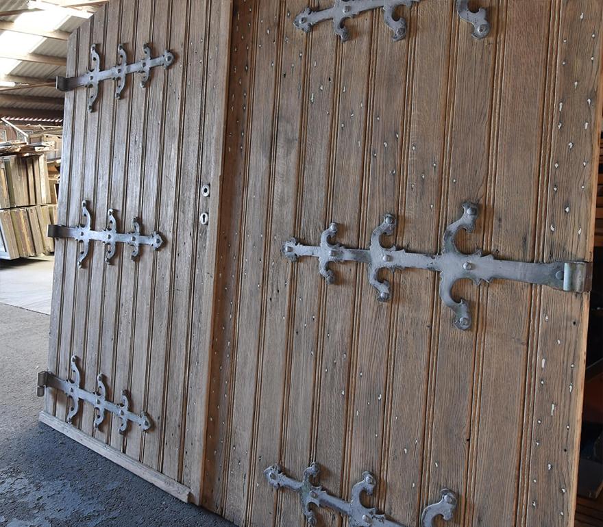 Old oak wooden gate with wrought-iron hinges 19th Century In Fair Condition For Sale In Udenhout, NL