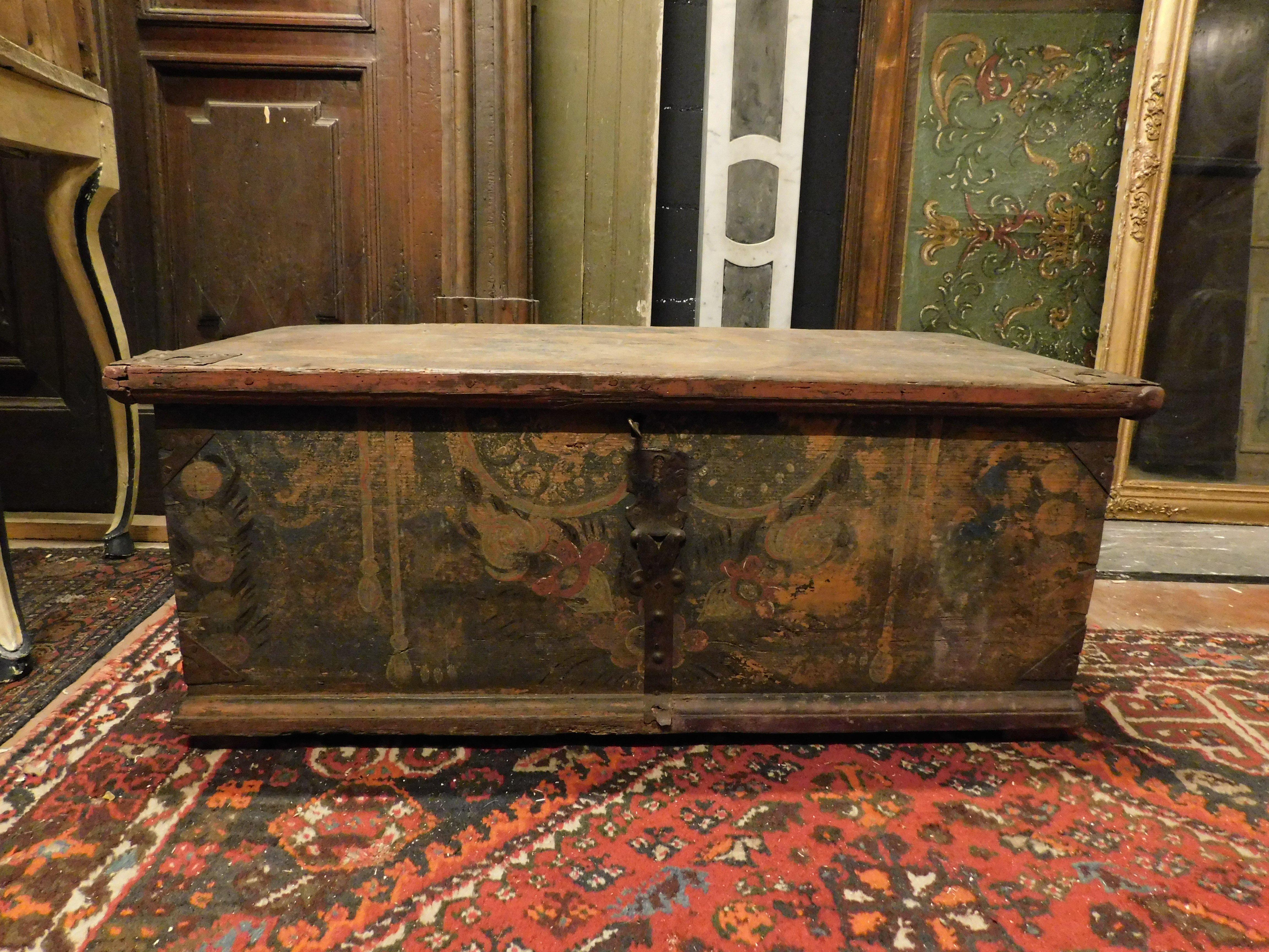 Ancient chest with opening shelf, lacquered and hand painted on solid larch wood, built in Italy in the 19th century, measuring cm W 103 x H 42 x D 50.
Ideal as a container or as a seat.