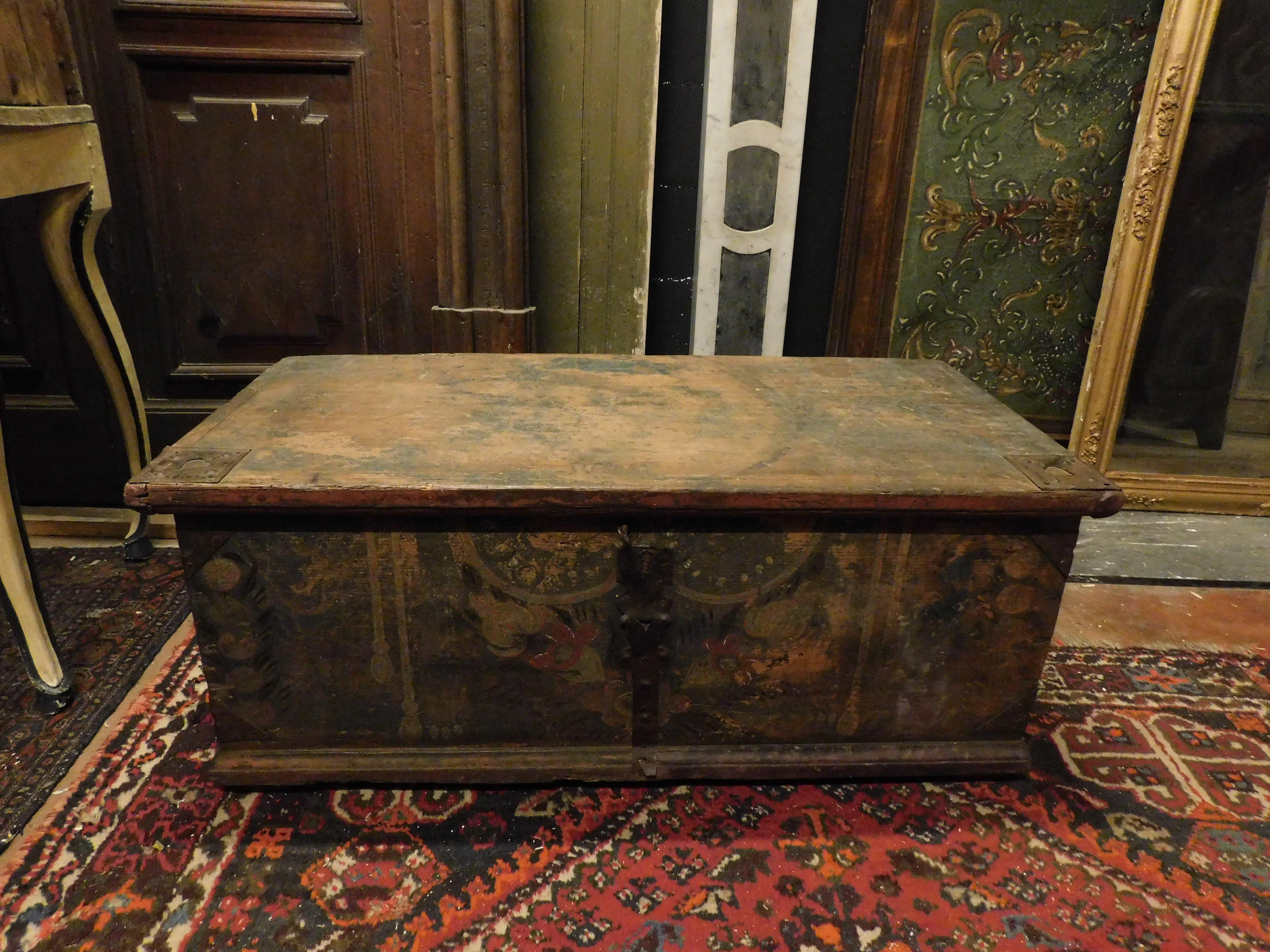 Lacquered Old opening chest, lacquered and painted on larch wood, Italy For Sale