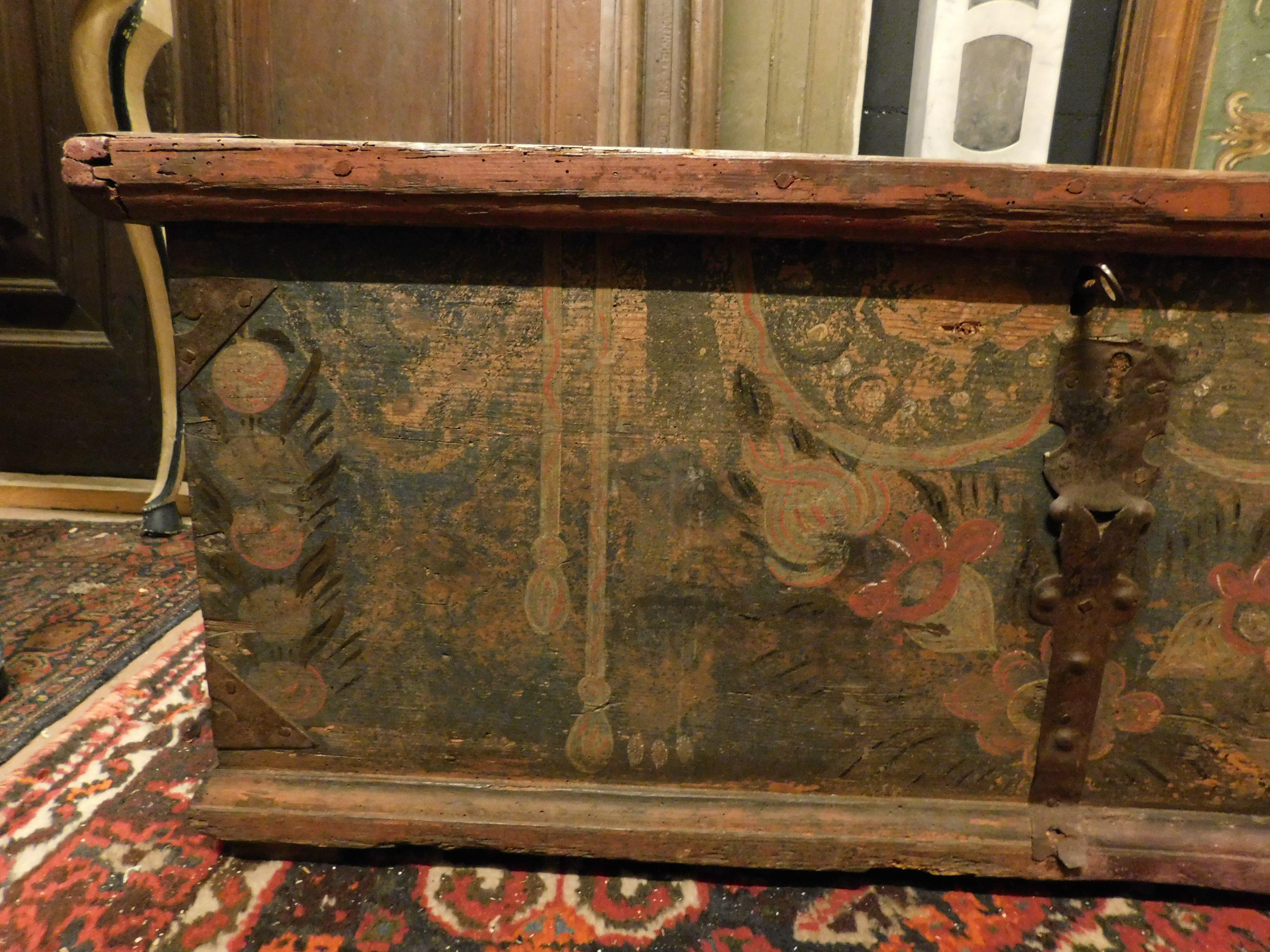 Old opening chest, lacquered and painted on larch wood, Italy In Good Condition For Sale In Cuneo, Italy (CN)
