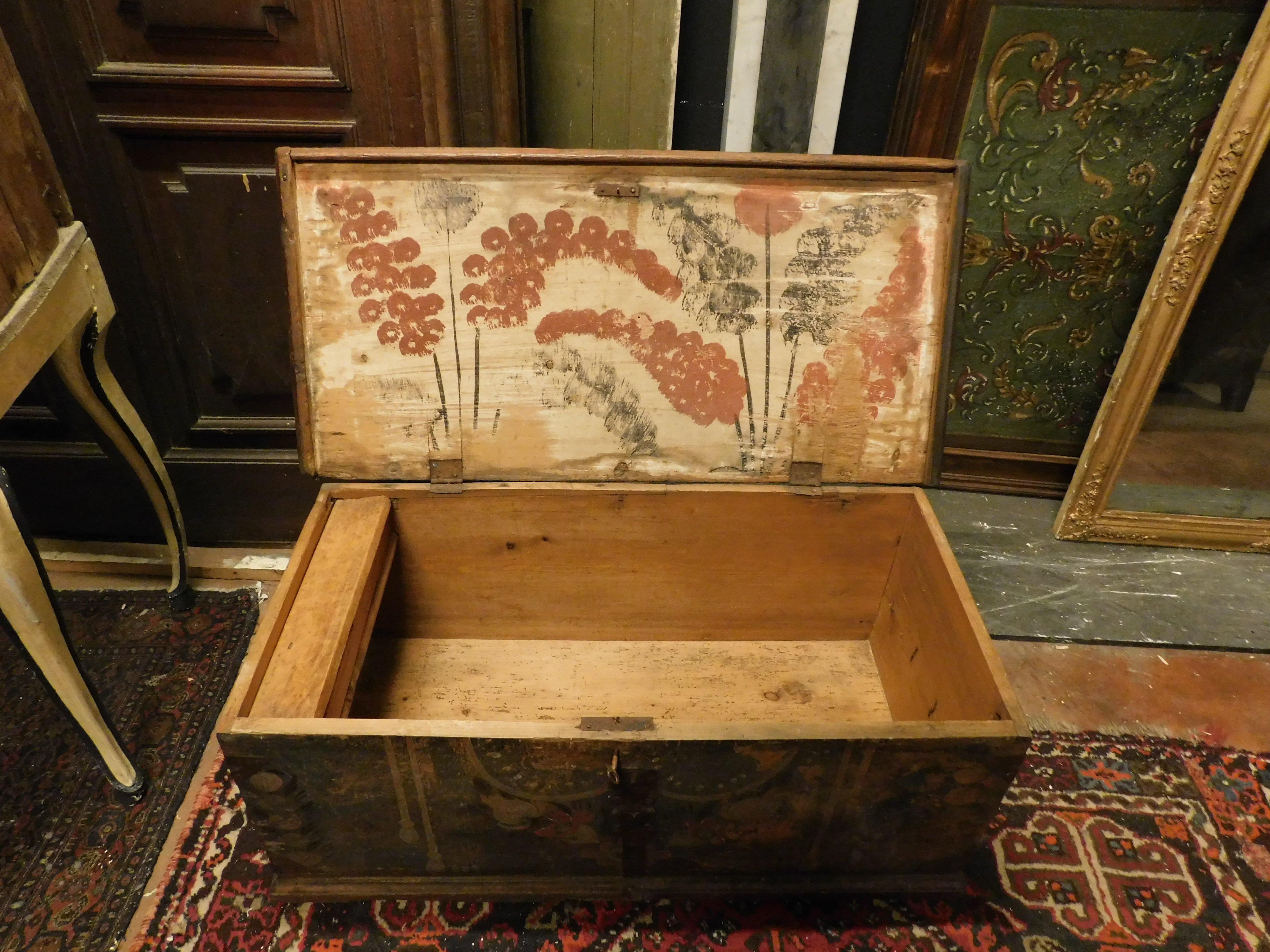 Old opening chest, lacquered and painted on larch wood, Italy For Sale 1