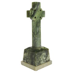 Altes oder antikes geschnitztes Serpentinen-Hardstein-Kreuz aus Celtic