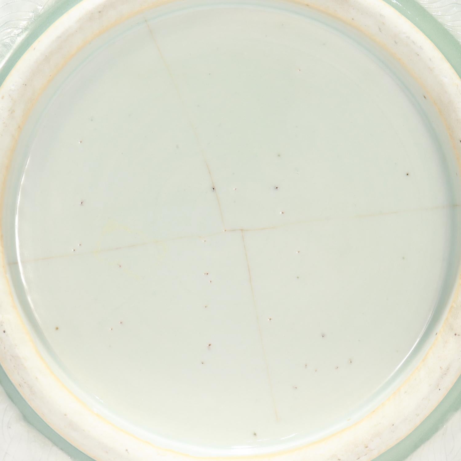 Cuenco bajo de porcelana china celadón con nubes, viejo o antiguo en venta 3