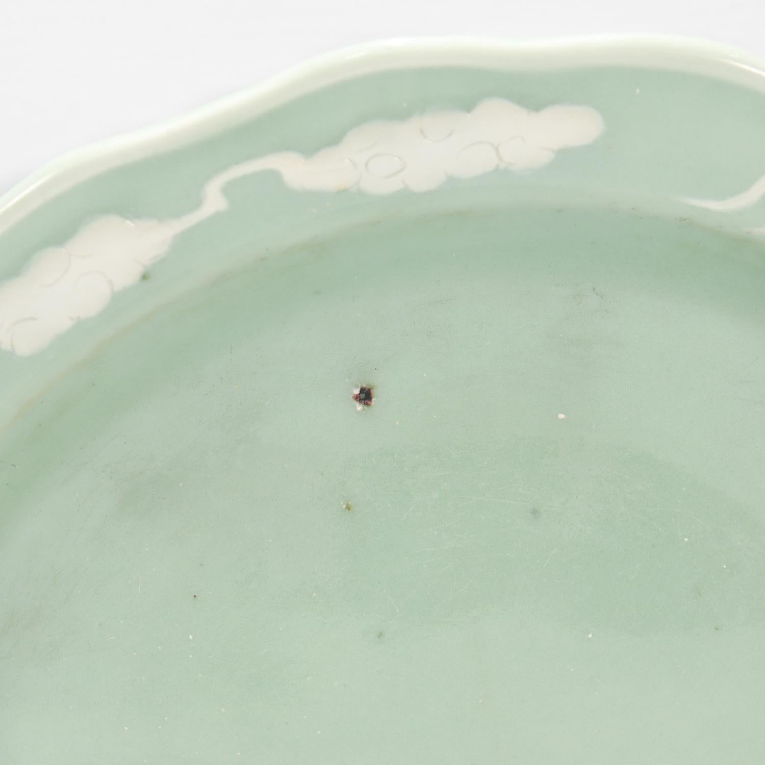Cuenco bajo de porcelana china celadón con nubes, viejo o antiguo en venta 4