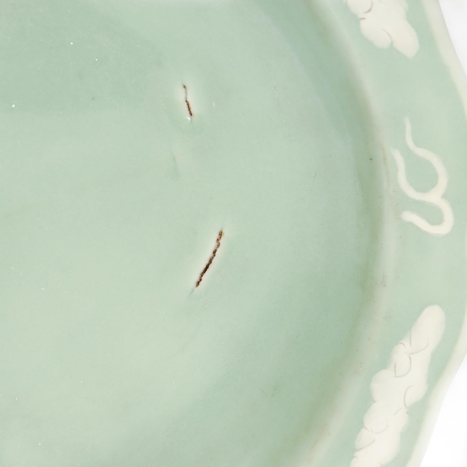 Cuenco bajo de porcelana china celadón con nubes, viejo o antiguo en venta 5