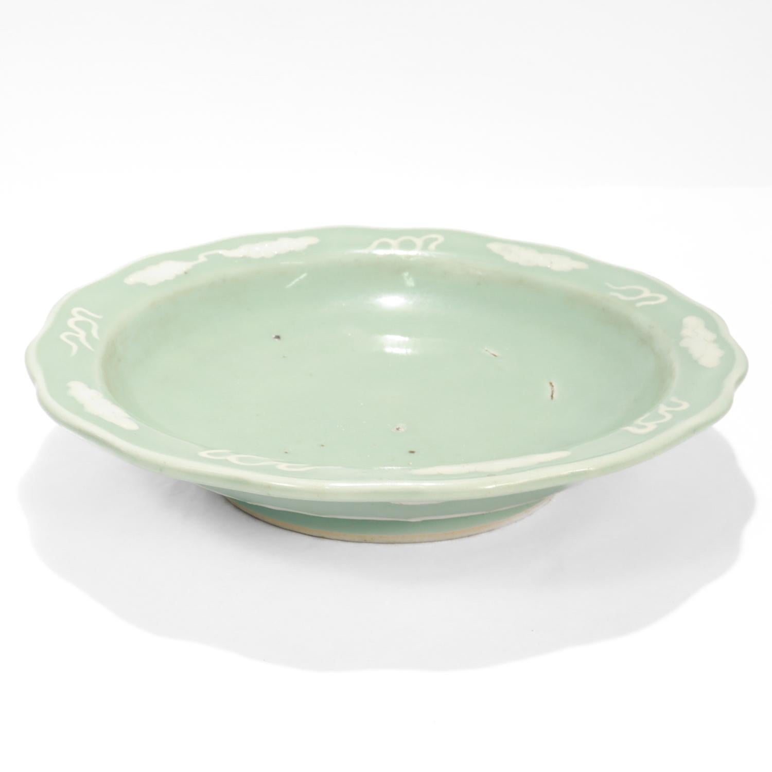 Cuenco bajo de porcelana china celadón con nubes, viejo o antiguo Exportación china en venta