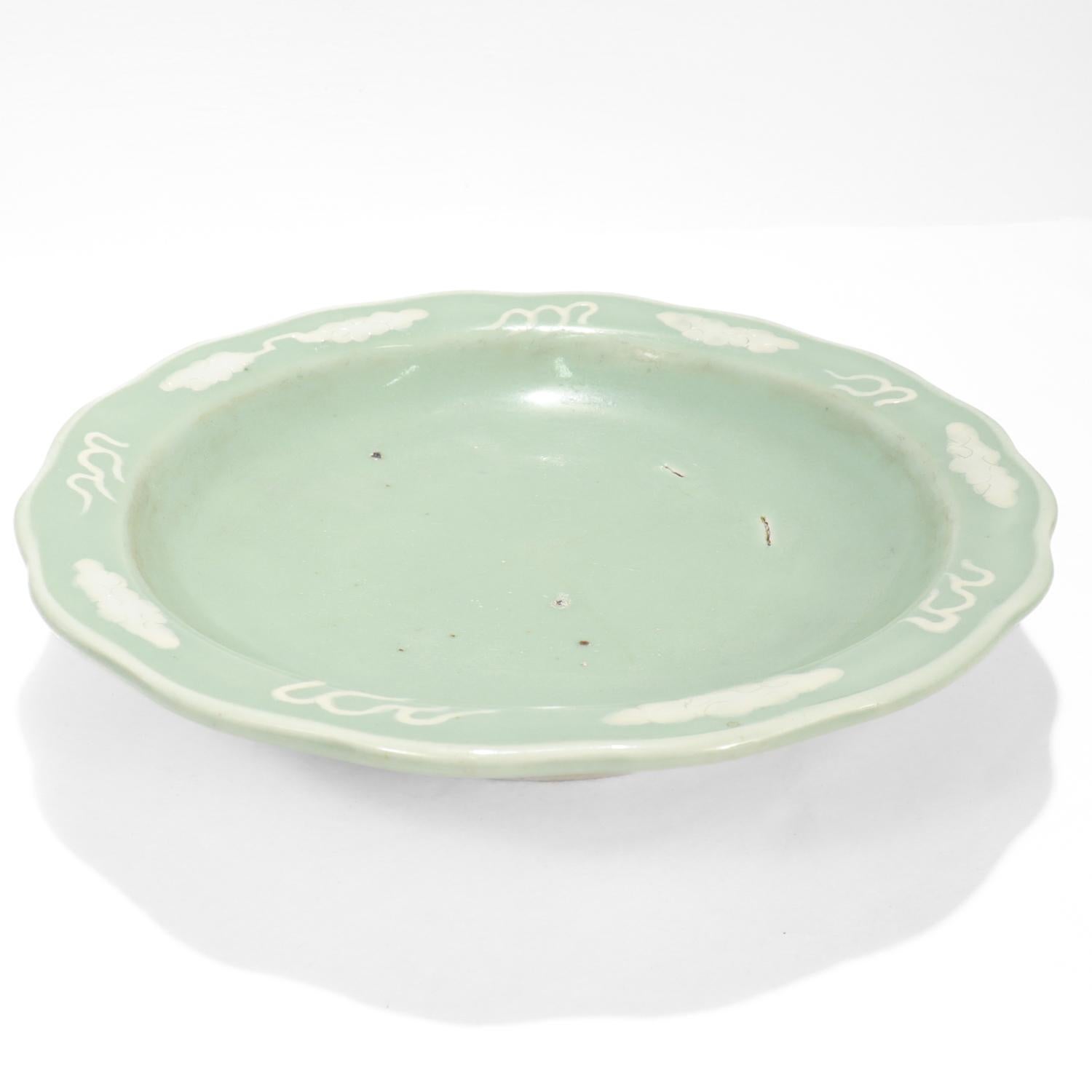 Cuenco bajo de porcelana china celadón con nubes, viejo o antiguo Chino en venta