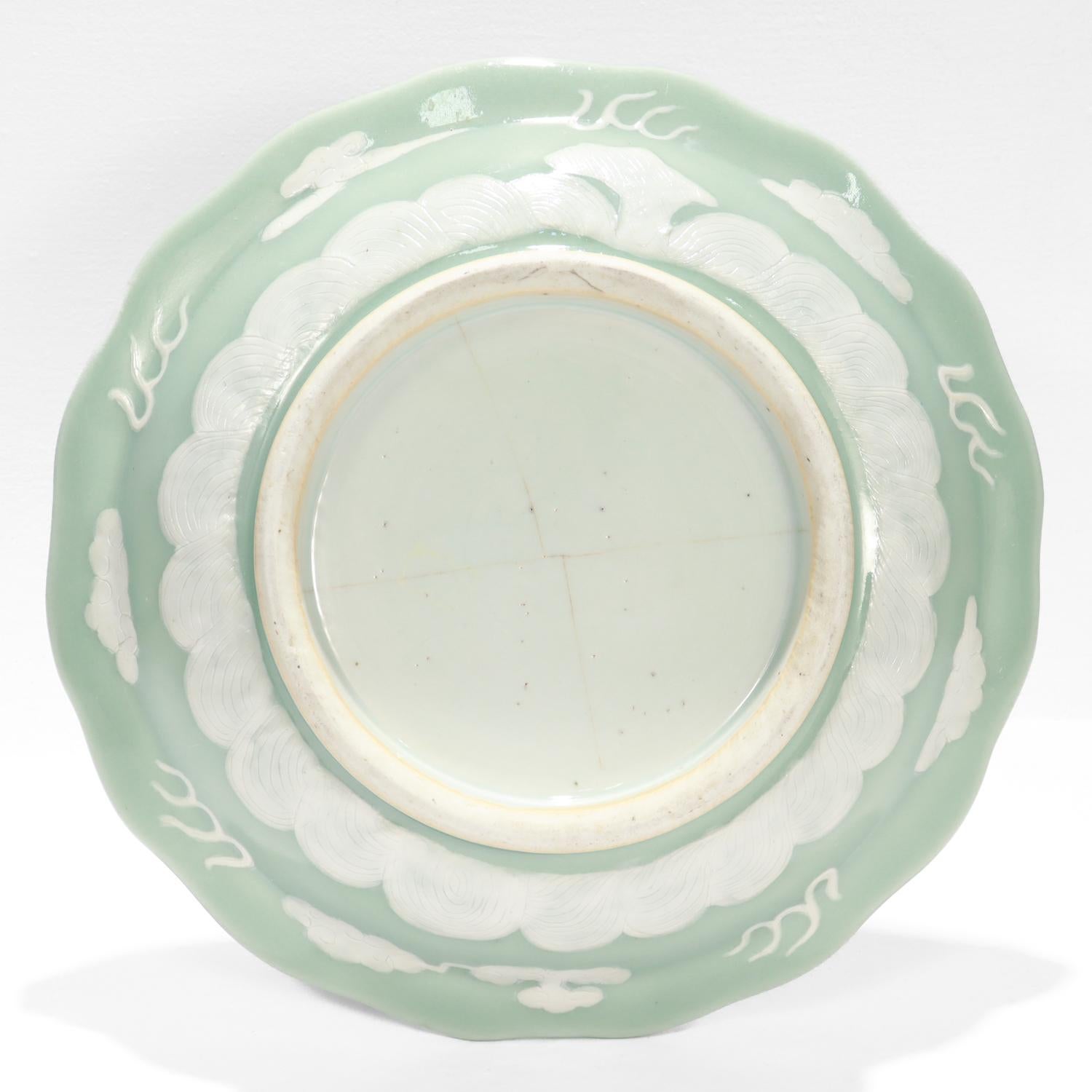 Cuenco bajo de porcelana china celadón con nubes, viejo o antiguo en Bastante bueno estado para la venta en Philadelphia, PA