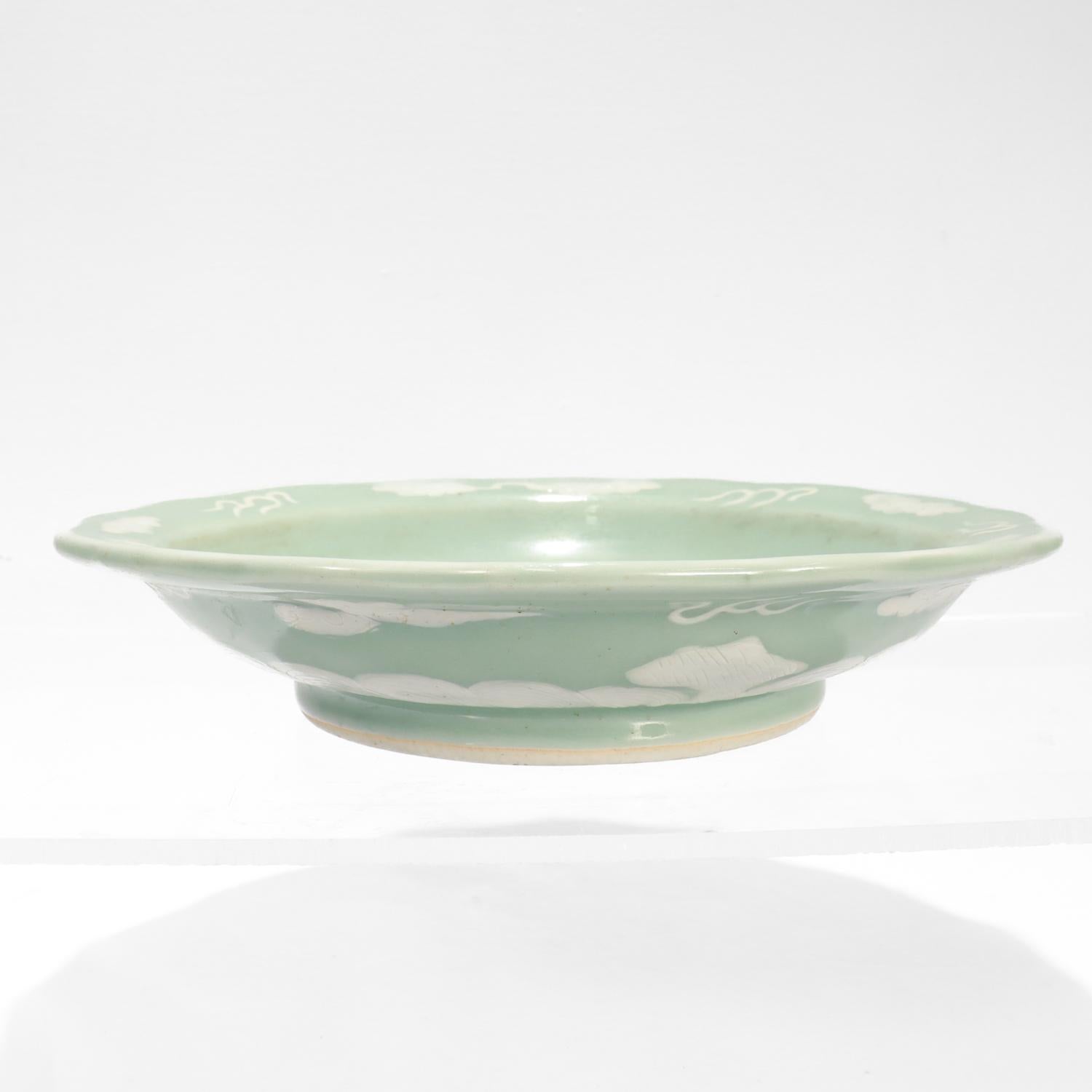Cuenco bajo de porcelana china celadón con nubes, viejo o antiguo siglo XX en venta