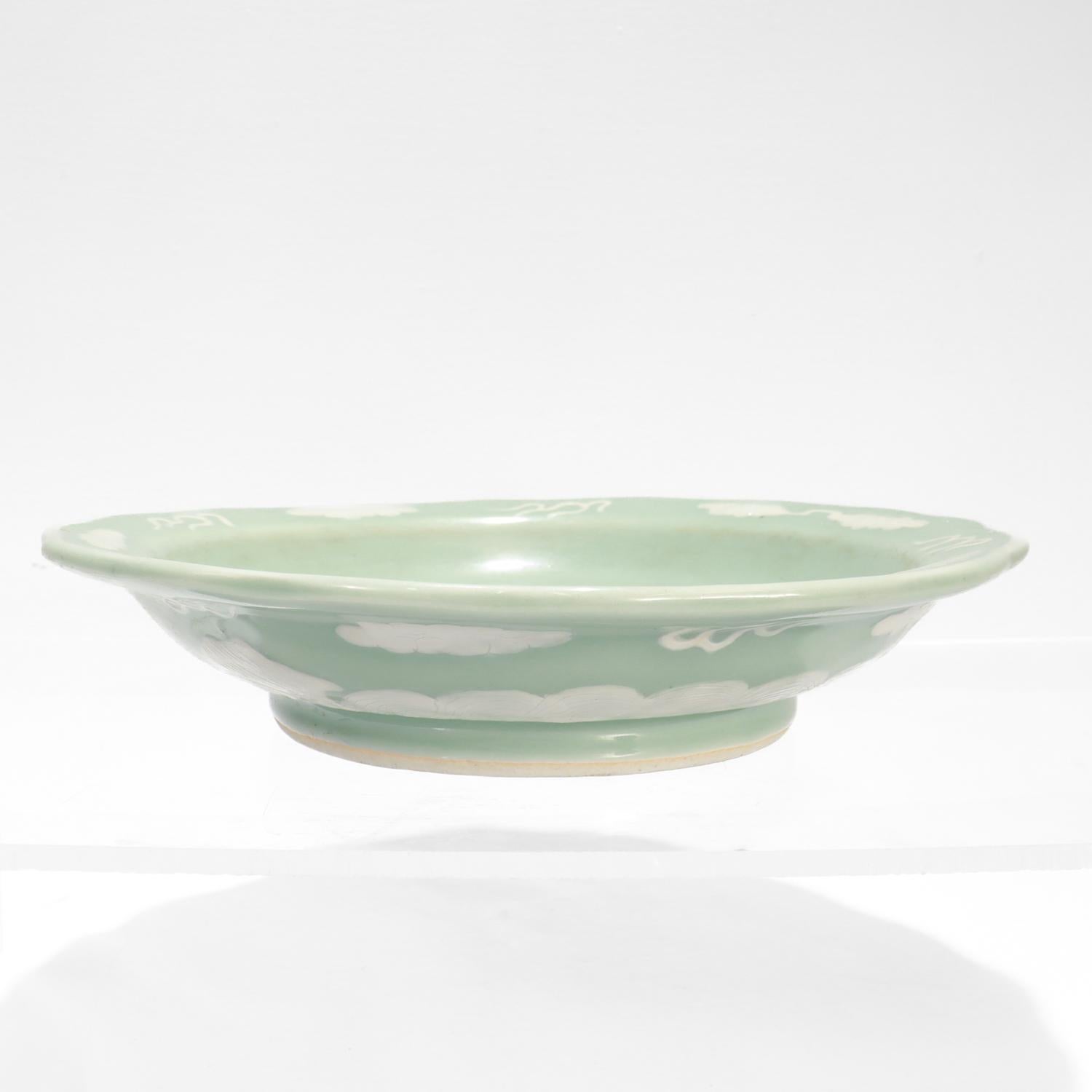 Cuenco bajo de porcelana china celadón con nubes, viejo o antiguo Porcelana en venta