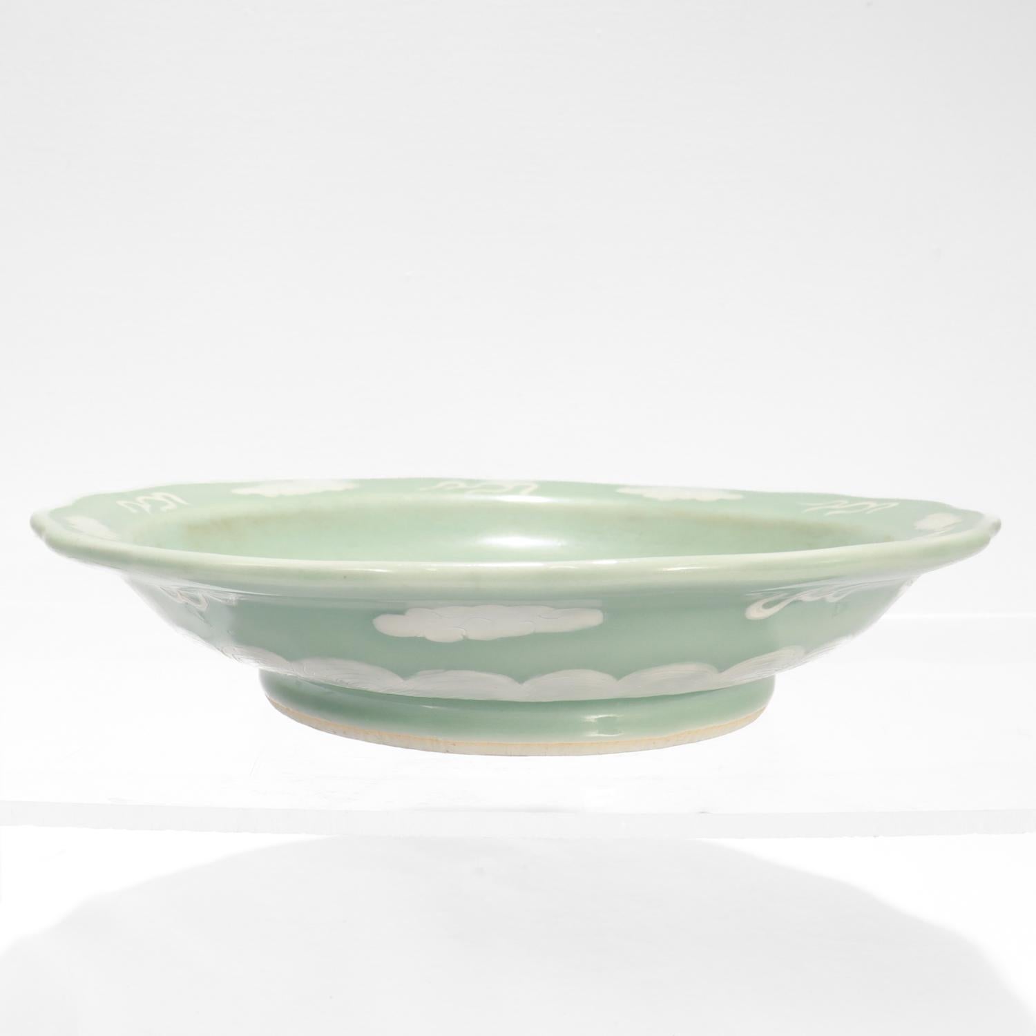 Cuenco bajo de porcelana china celadón con nubes, viejo o antiguo en venta 1