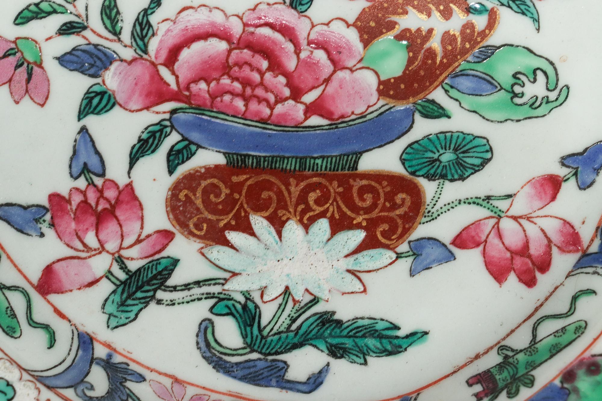 Altes oder antikes chinesisches Export Famille-Rosenteller mit Blumenkorb  im Angebot 2