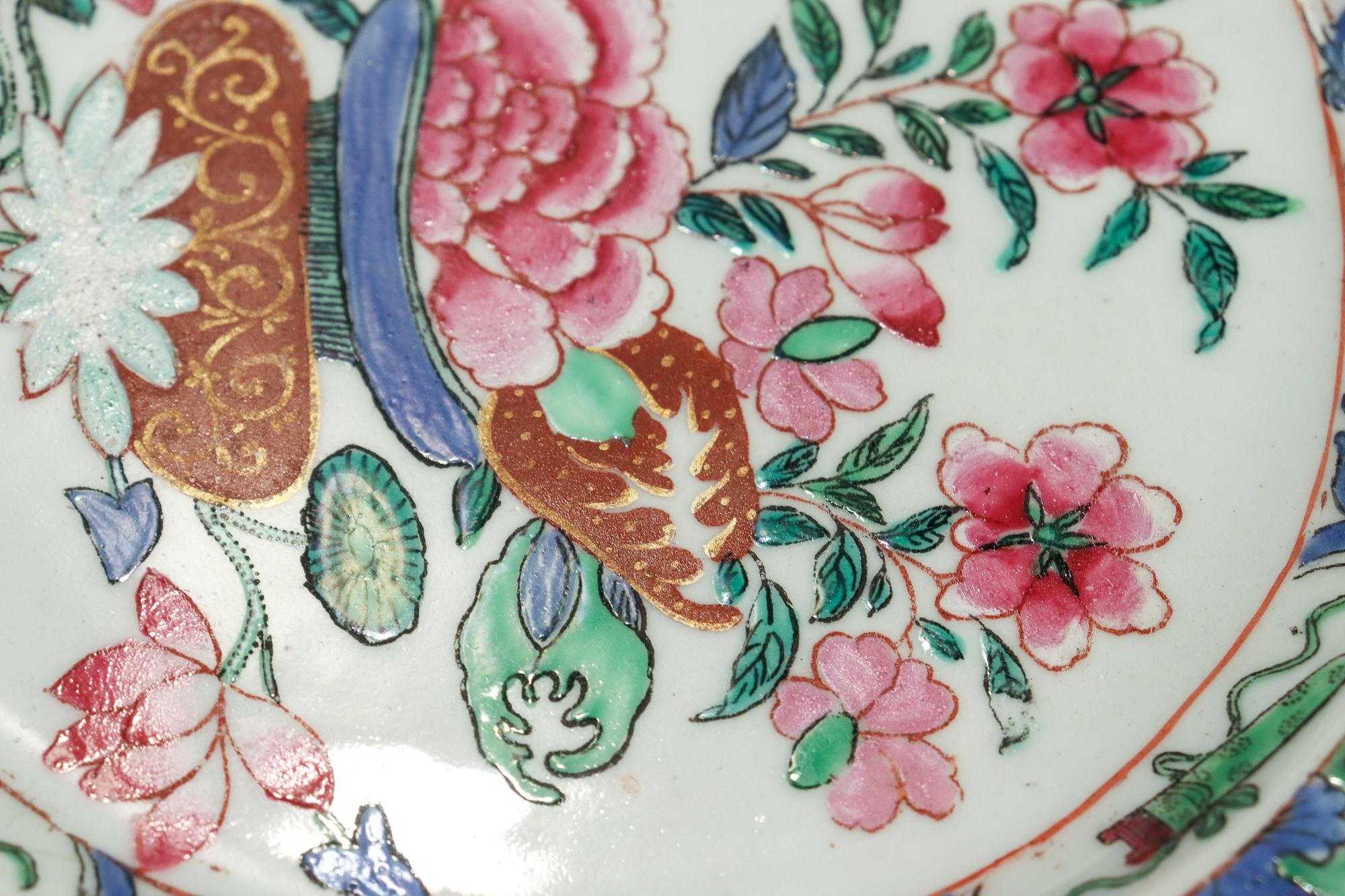 Altes oder antikes chinesisches Export Famille-Rosenteller mit Blumenkorb  im Angebot 3