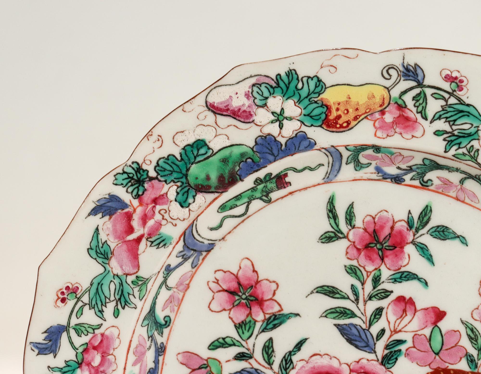 Altes oder antikes chinesisches Export Famille-Rosenteller mit Blumenkorb  (Chinesischer Export) im Angebot