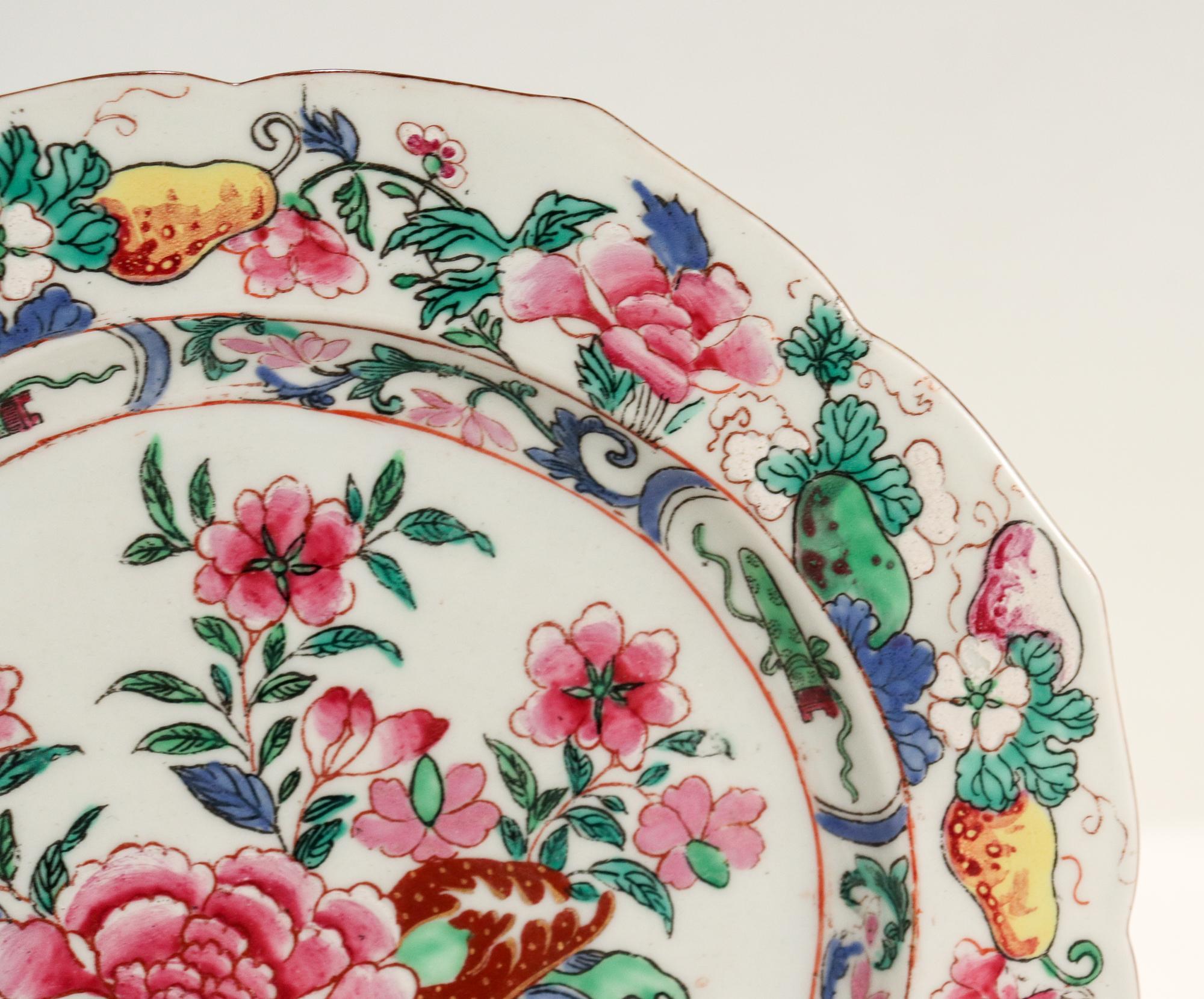 Altes oder antikes chinesisches Export Famille-Rosenteller mit Blumenkorb  (Chinesisch) im Angebot
