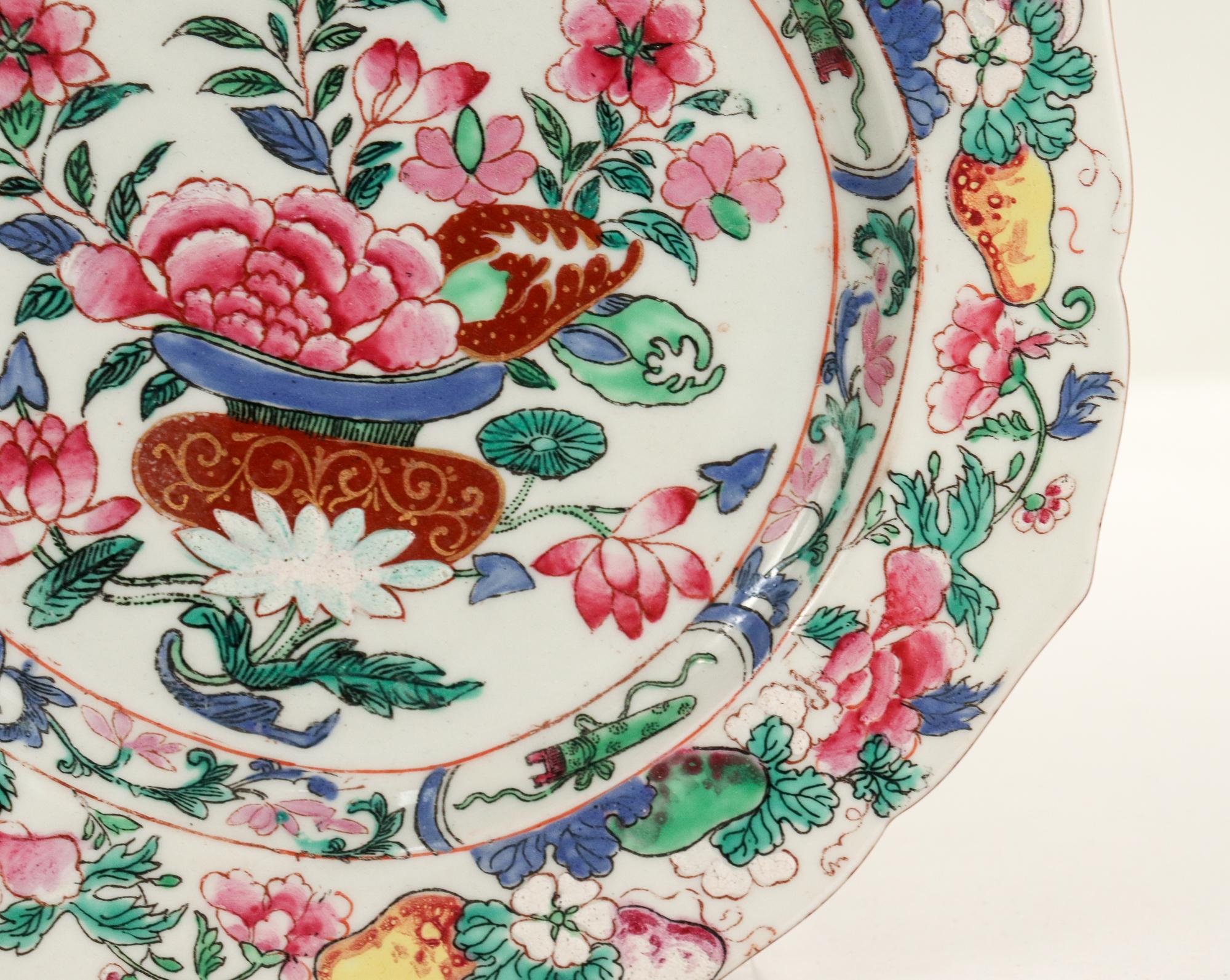Altes oder antikes chinesisches Export Famille-Rosenteller mit Blumenkorb  (Gemalt) im Angebot