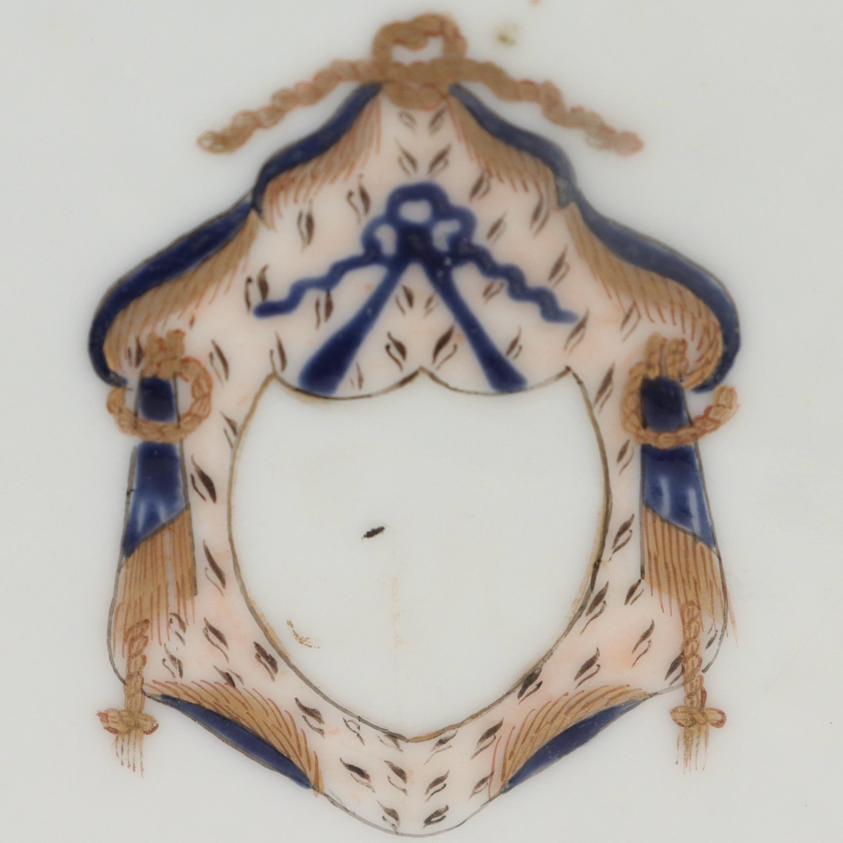 Plat/assiette ancienne ou ancienne en porcelaine d'exportation chinoise en forme de feuille de tabac armoriée en vente 6