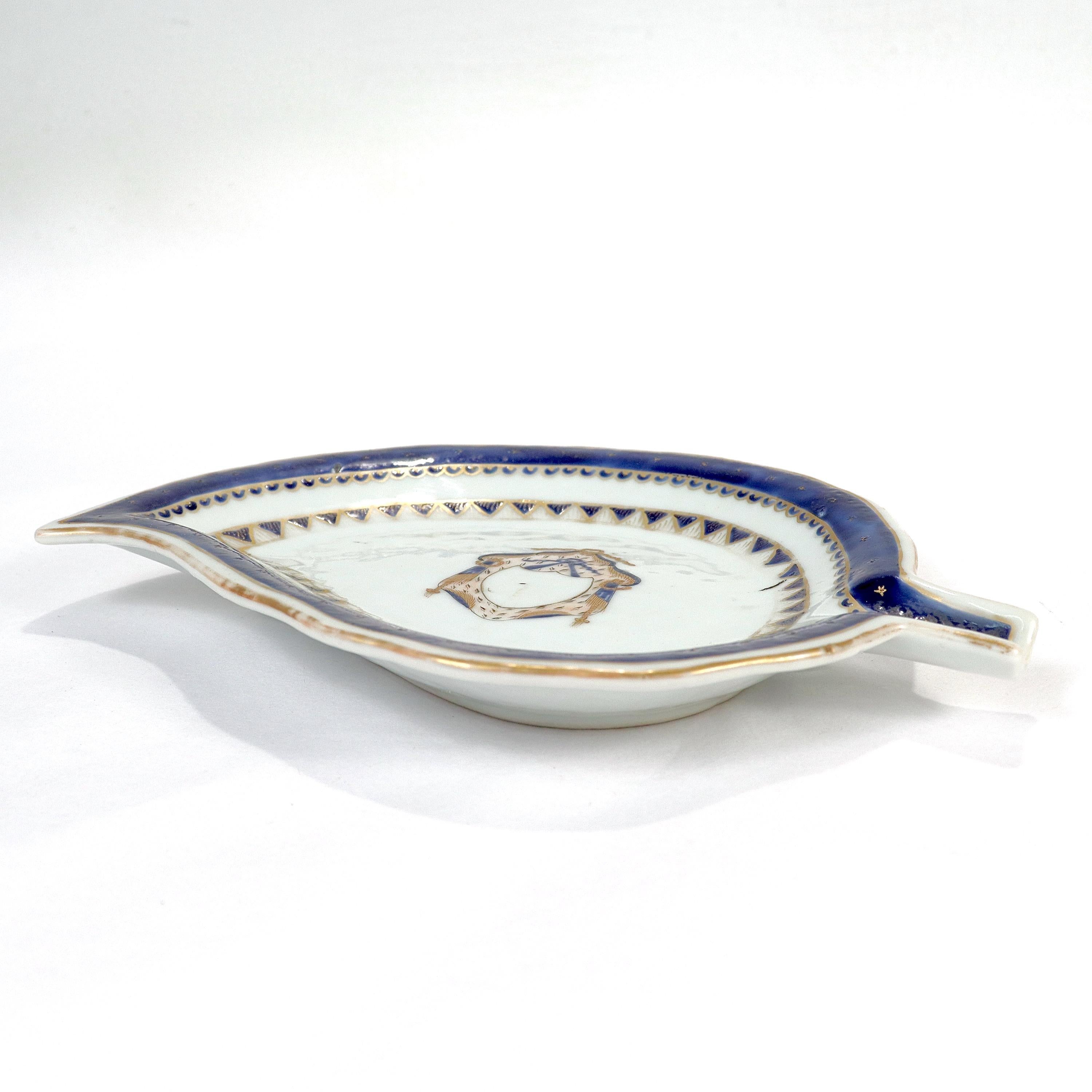 Porcelaine Plat/assiette ancienne ou ancienne en porcelaine d'exportation chinoise en forme de feuille de tabac armoriée en vente