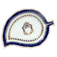 Plat/assiette ancienne ou ancienne en porcelaine d'exportation chinoise en forme de feuille de tabac armoriée