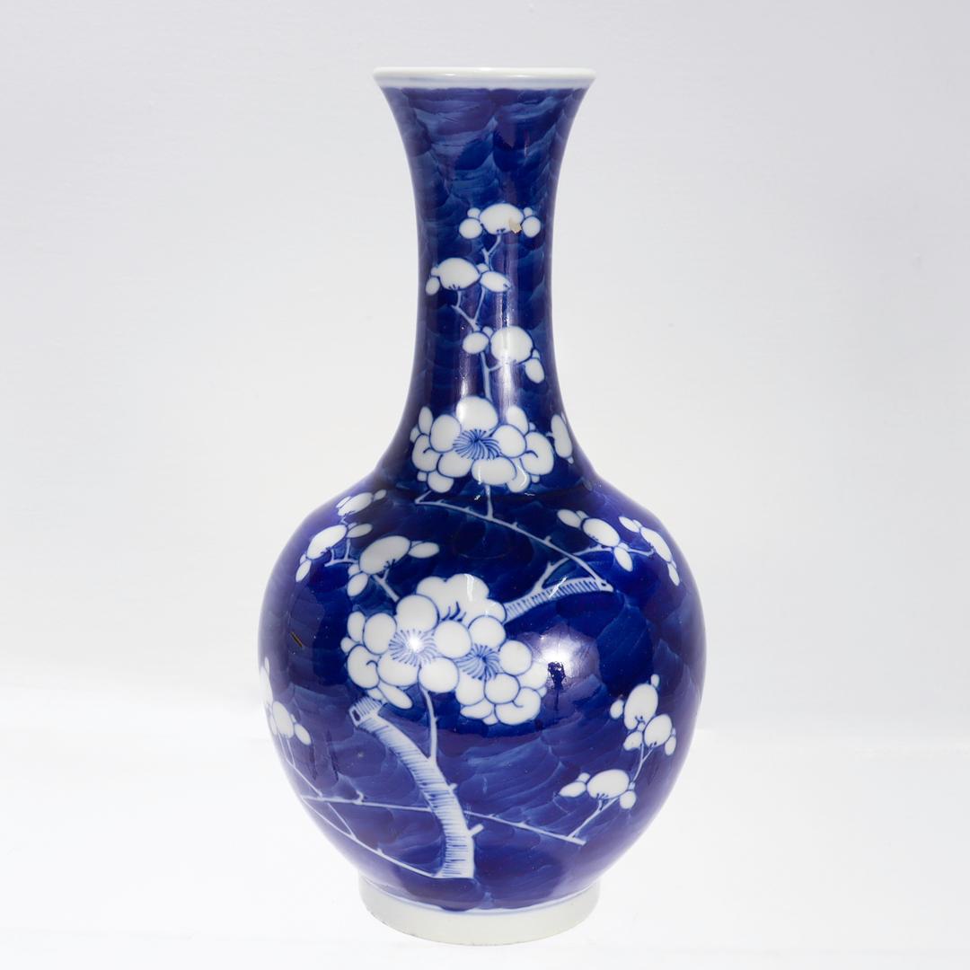 Vase en porcelaine de Chine.

Sous la forme d'un maillet.

Peint avec un décor bleu sous glaçure dans le motif Hawthorne avec des branches de pruneaux et un fond de coups de pinceau.

Une porcelaine chinoise ancienne tout simplement merveilleuse